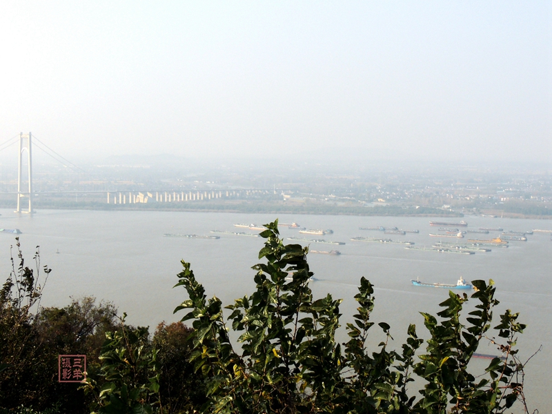 每次四桥上的匆匆一瞥，今天身在栖霞看四桥，别是一番风光美景。