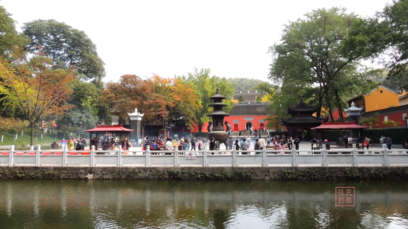 林泉野径中只能暂时躲避世俗烦恼，繁华都市中，独善其身、寻找自己的一份宁静、心灵的净土。 再会！栖霞！