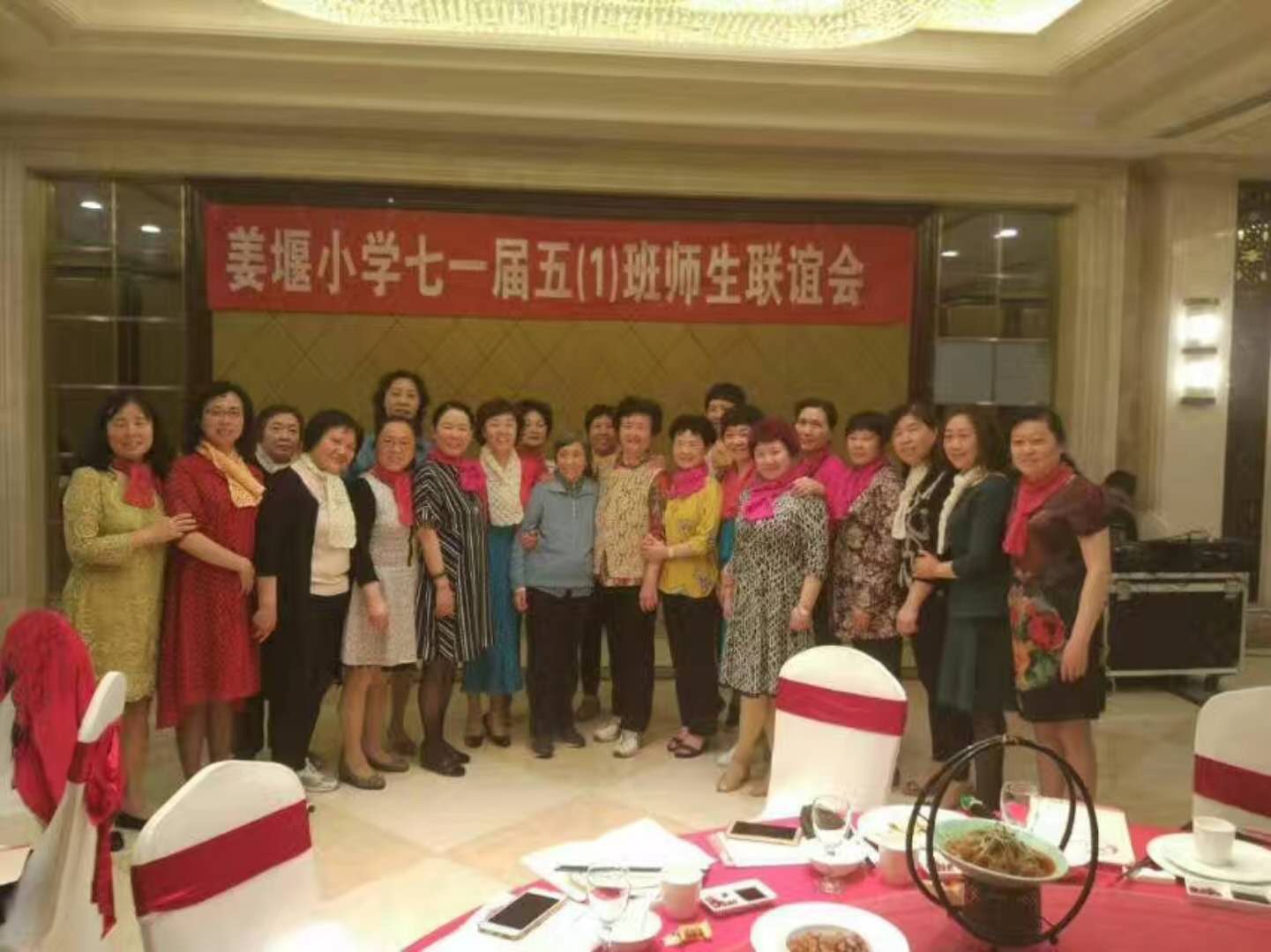 女老师女同学合影.jpg