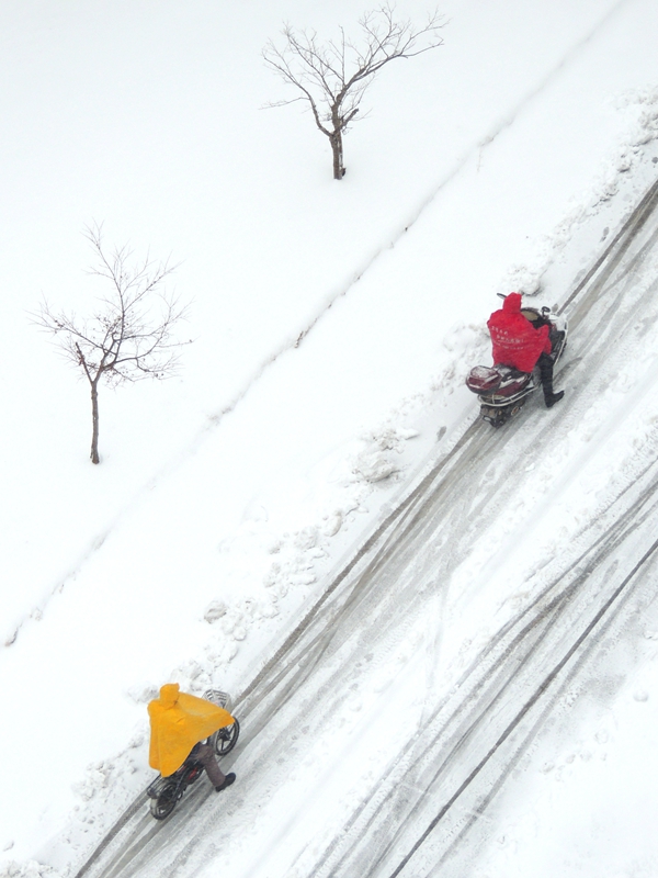 厚厚的积雪，