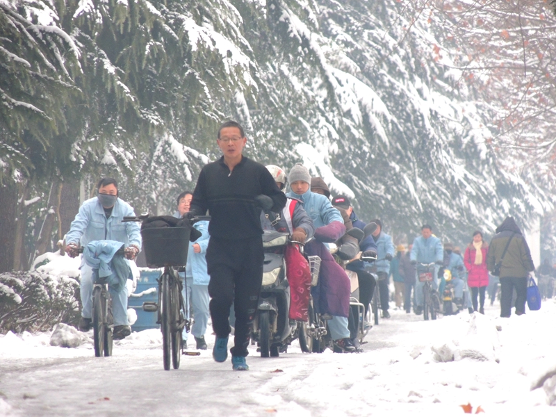 职工踏雪