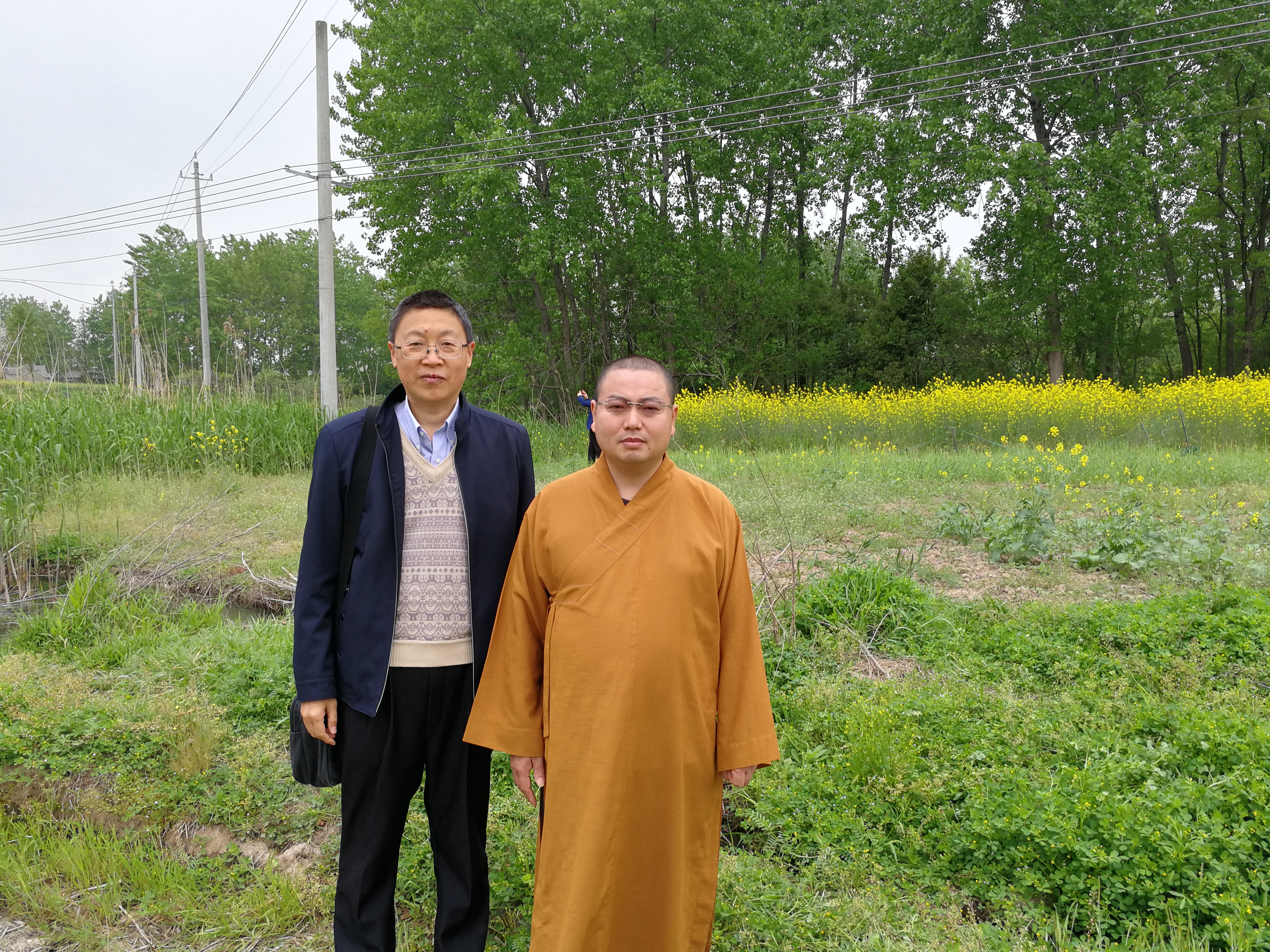与本法主持在旧址合影.jpg