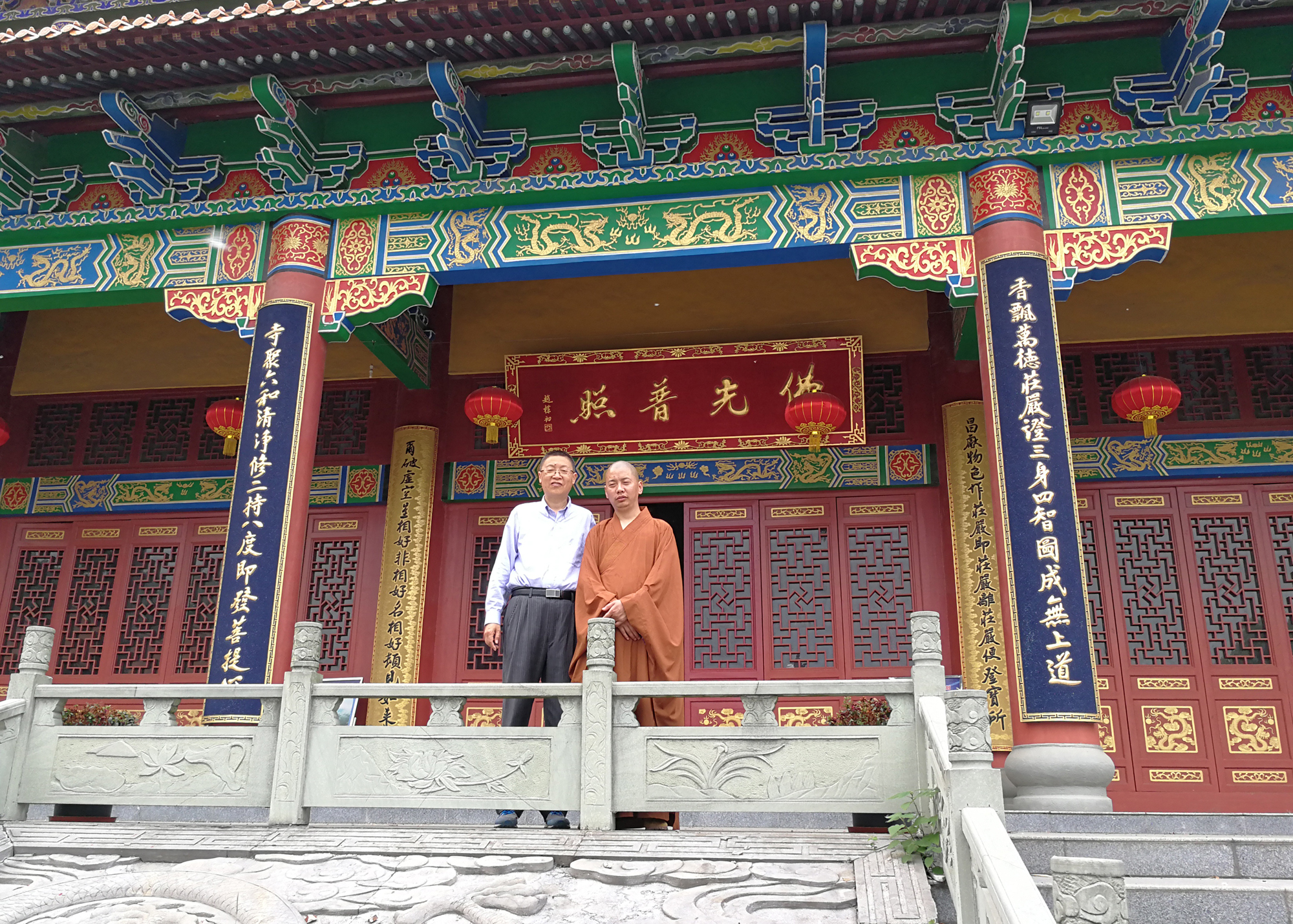 昌尔带我参观地藏寺.jpg