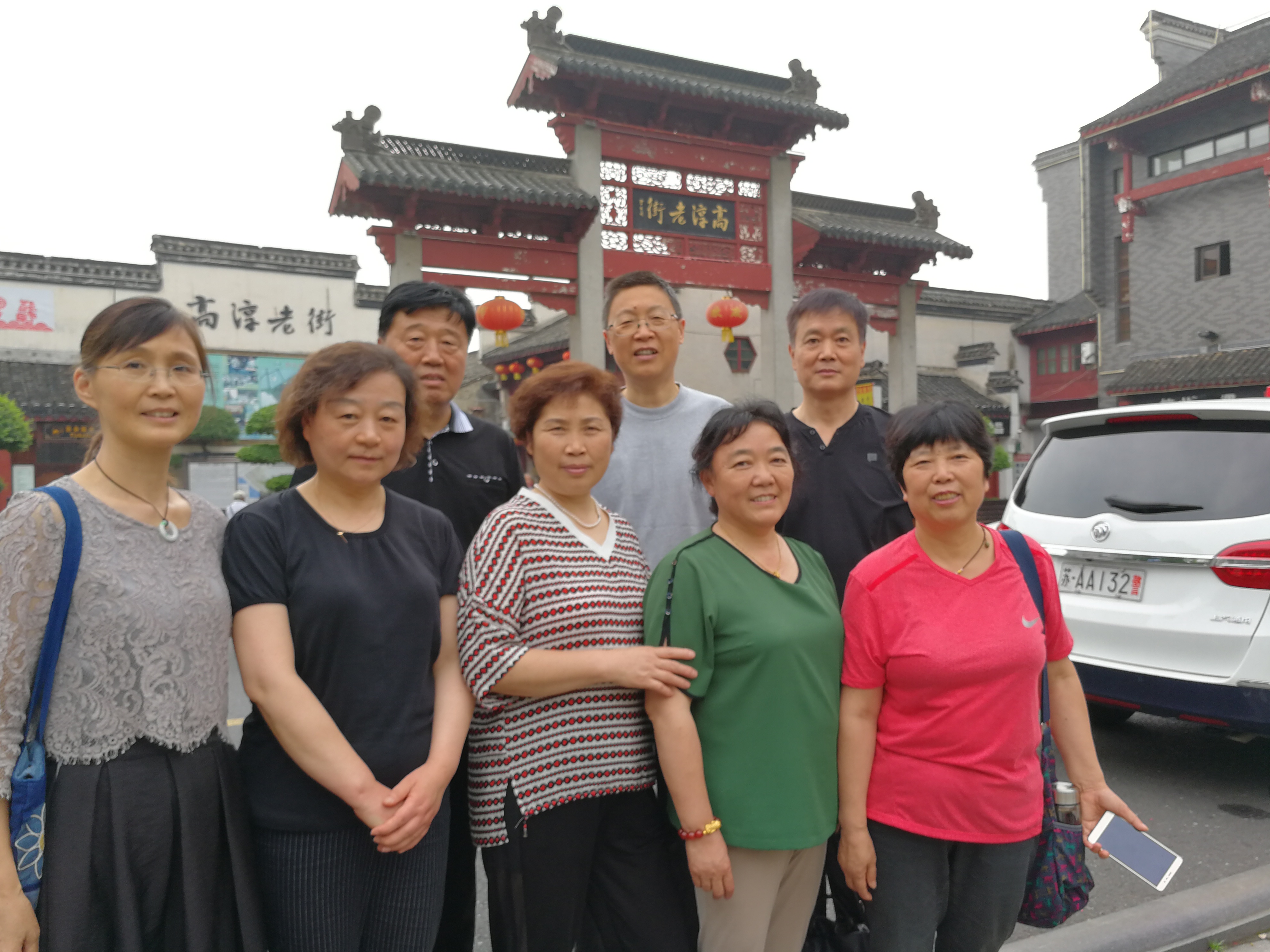 老街入口合影.jpg