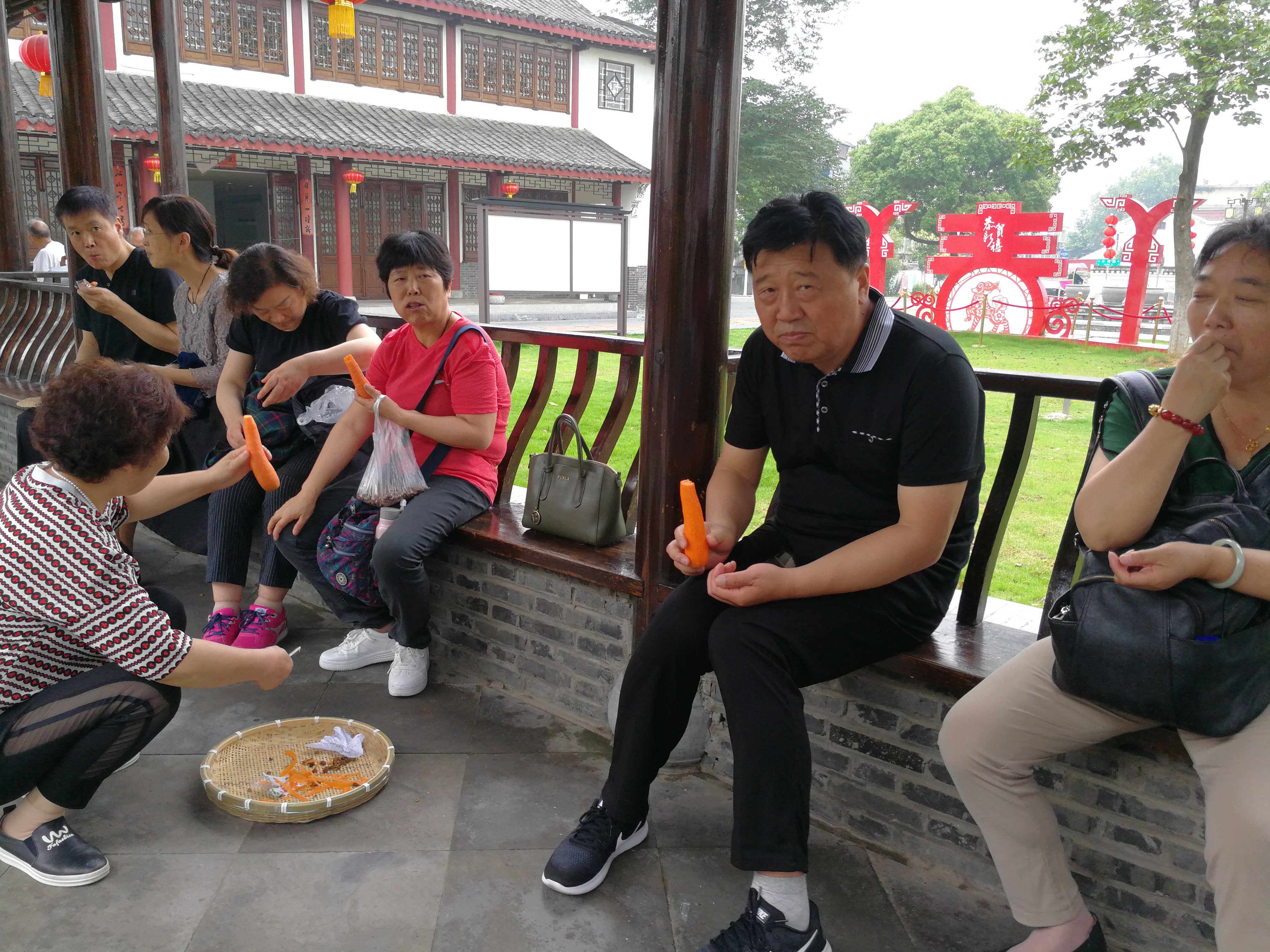 吃胡萝卜.jpg
