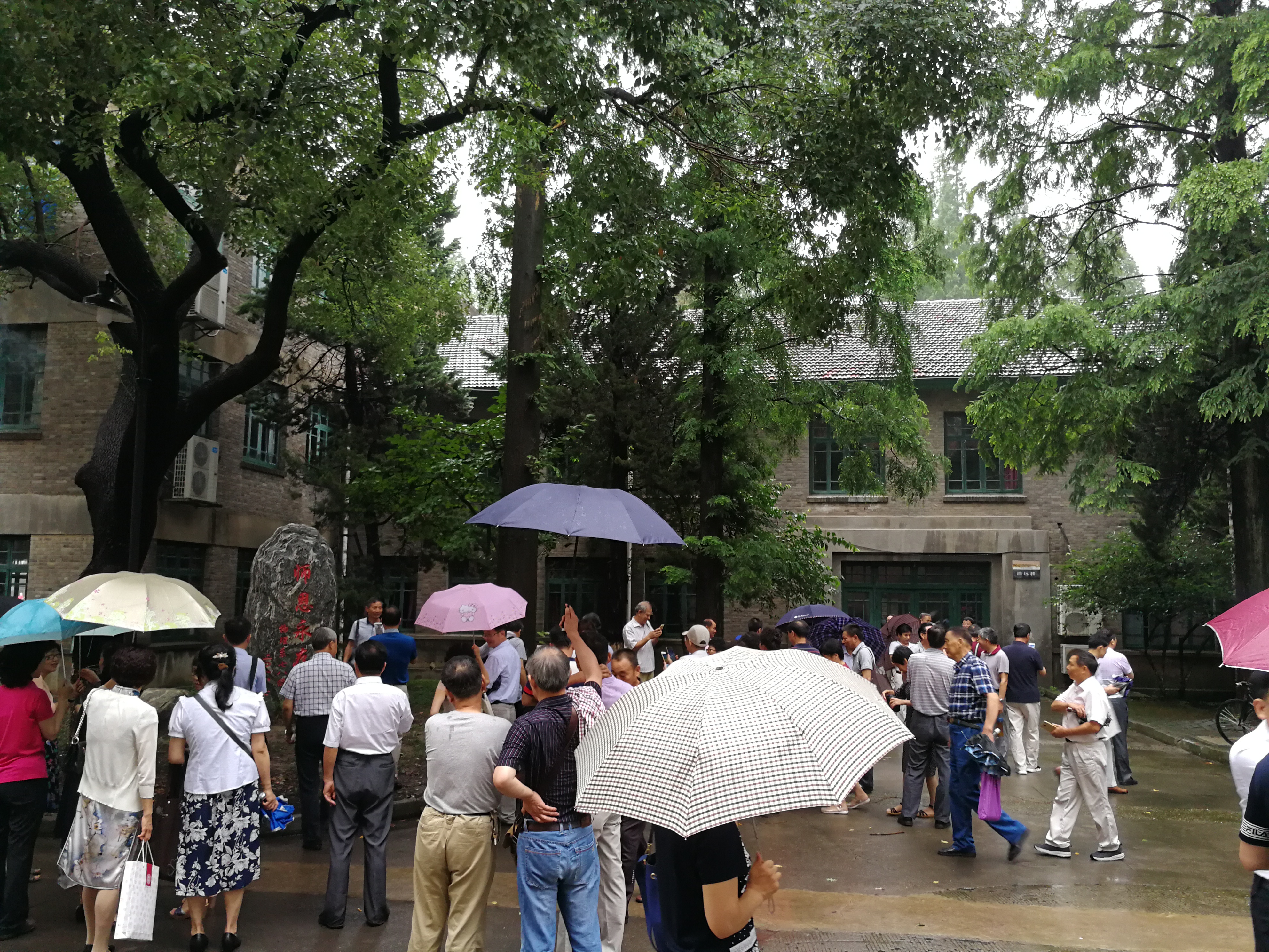 纪念碑前留影.jpg