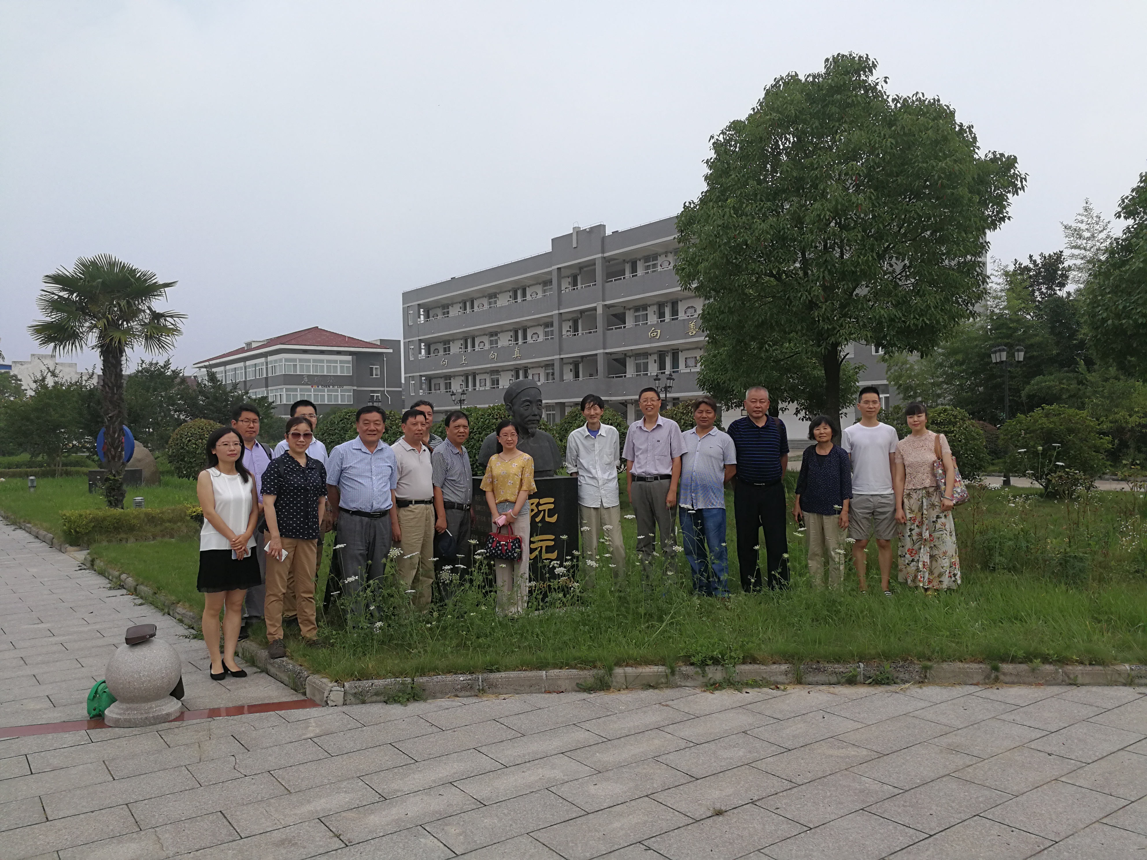 陈集中学阮元铜像前合影.jpg