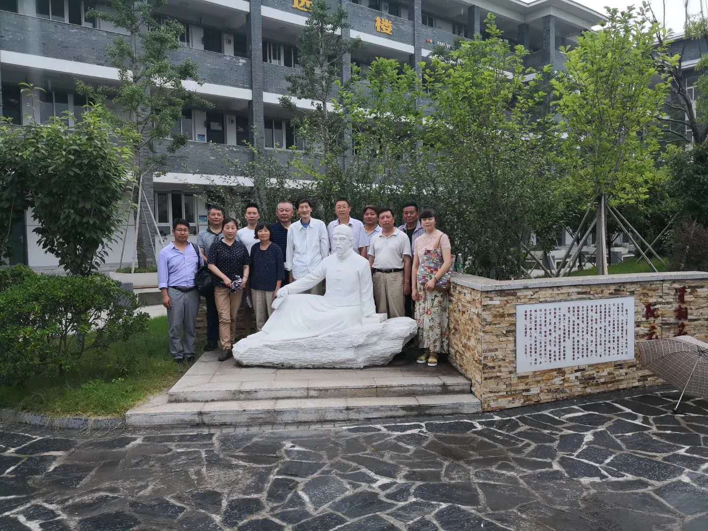 县学阮元汉白玉像合影.jpg