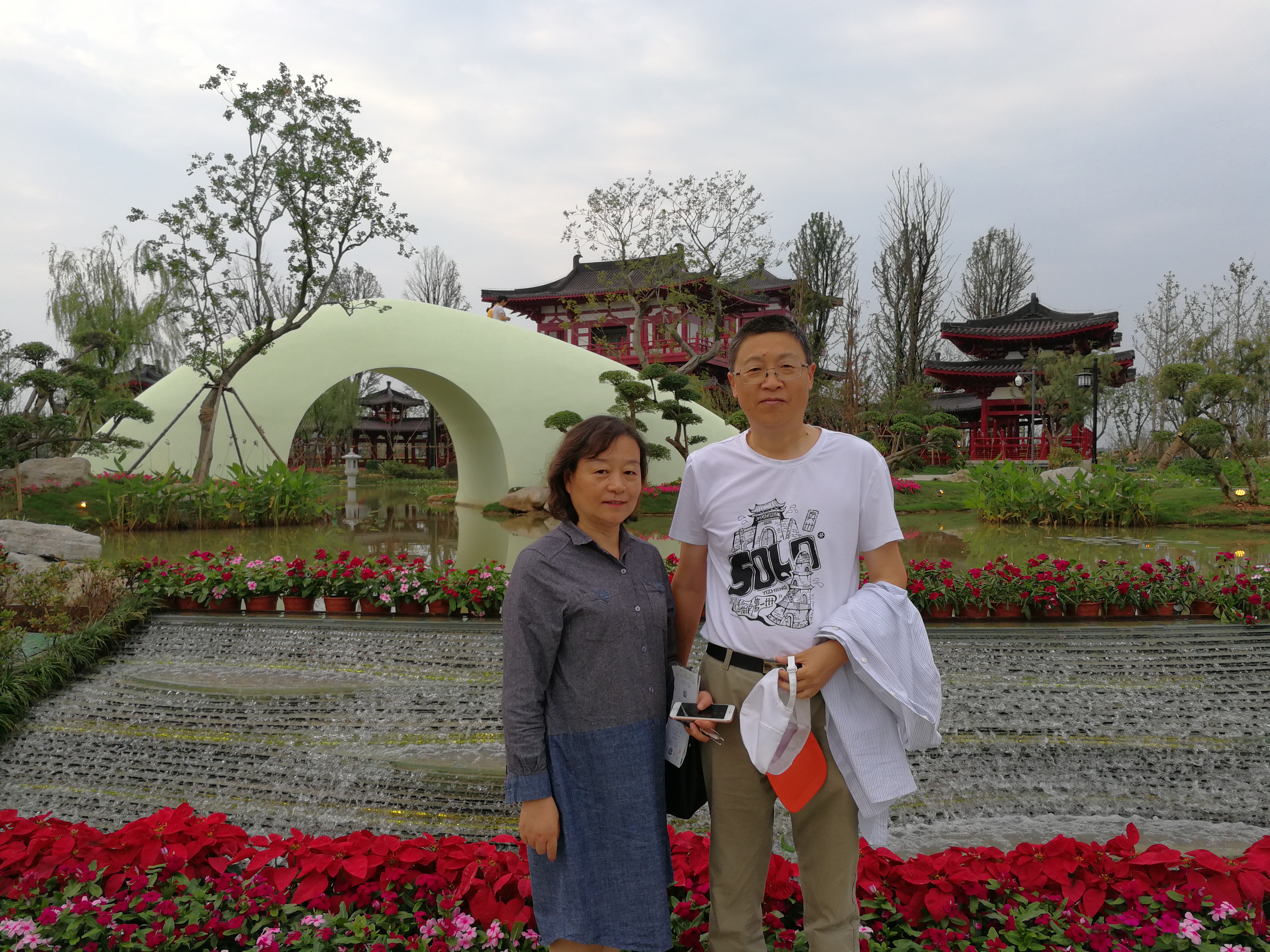 笔者夫妇在扬州馆留影.jpg
