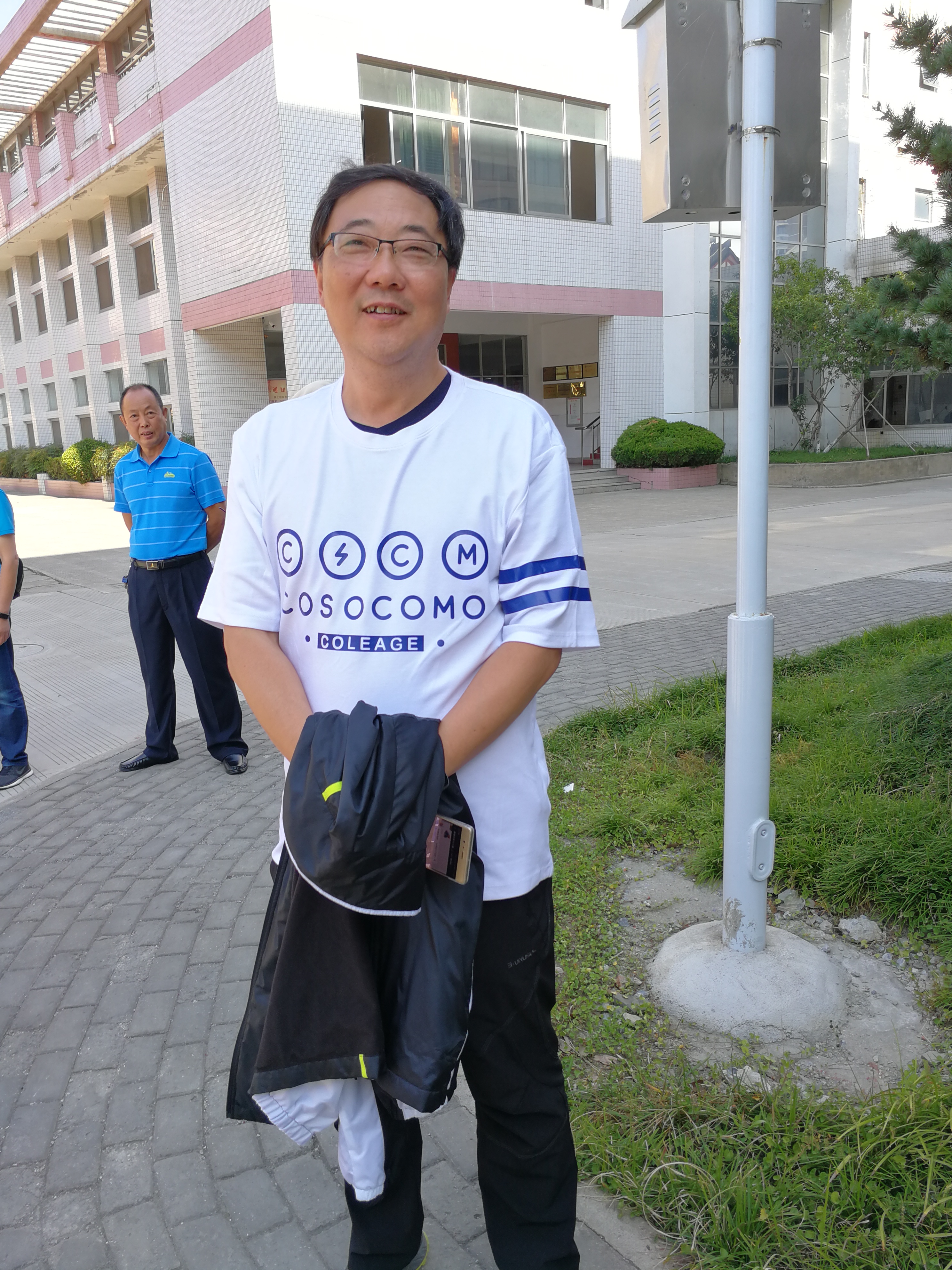 曹晓进穿活动衫.jpg