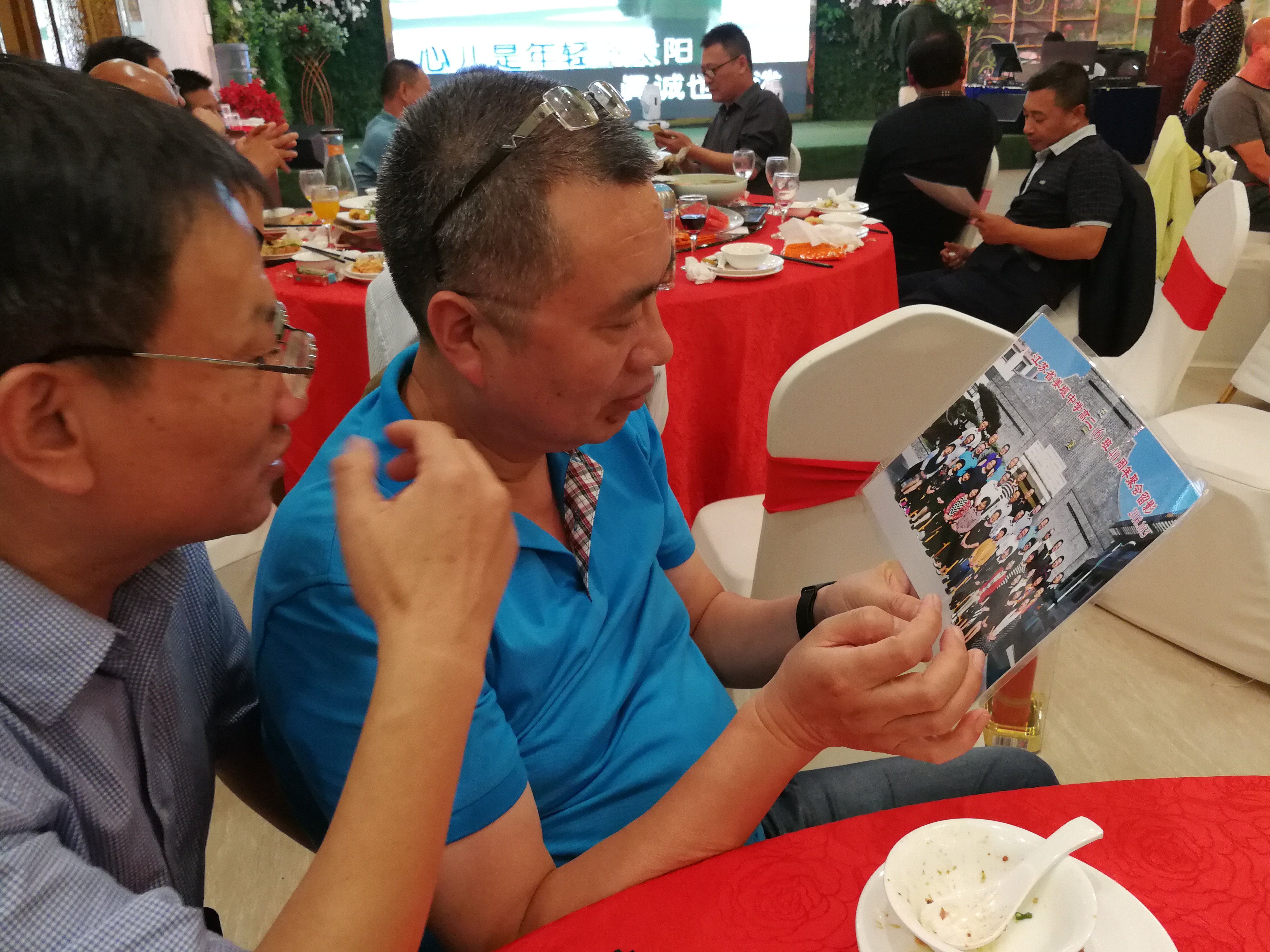 李亚明姚明看合影.jpg