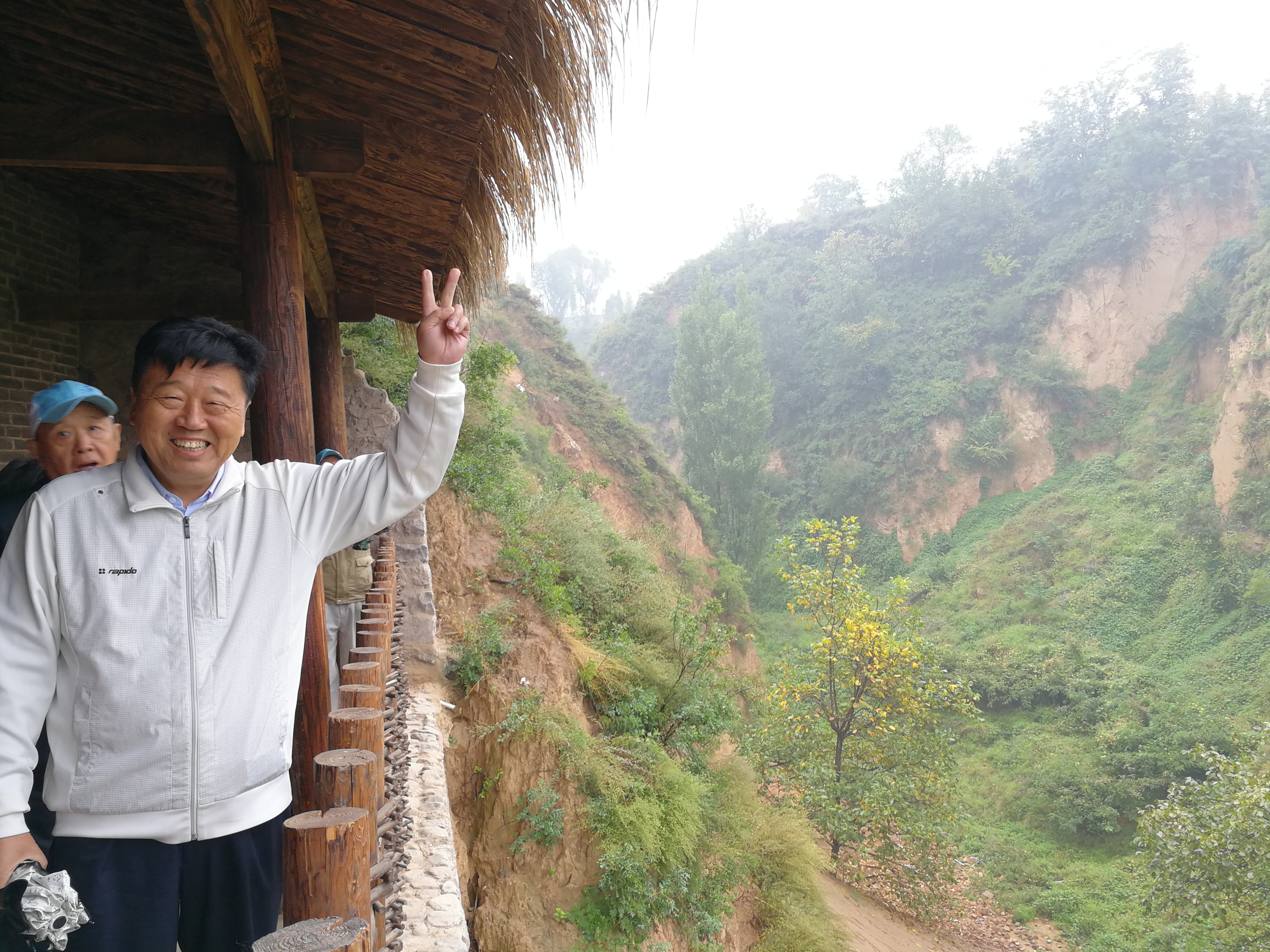 绝壁上的地道出口.jpg