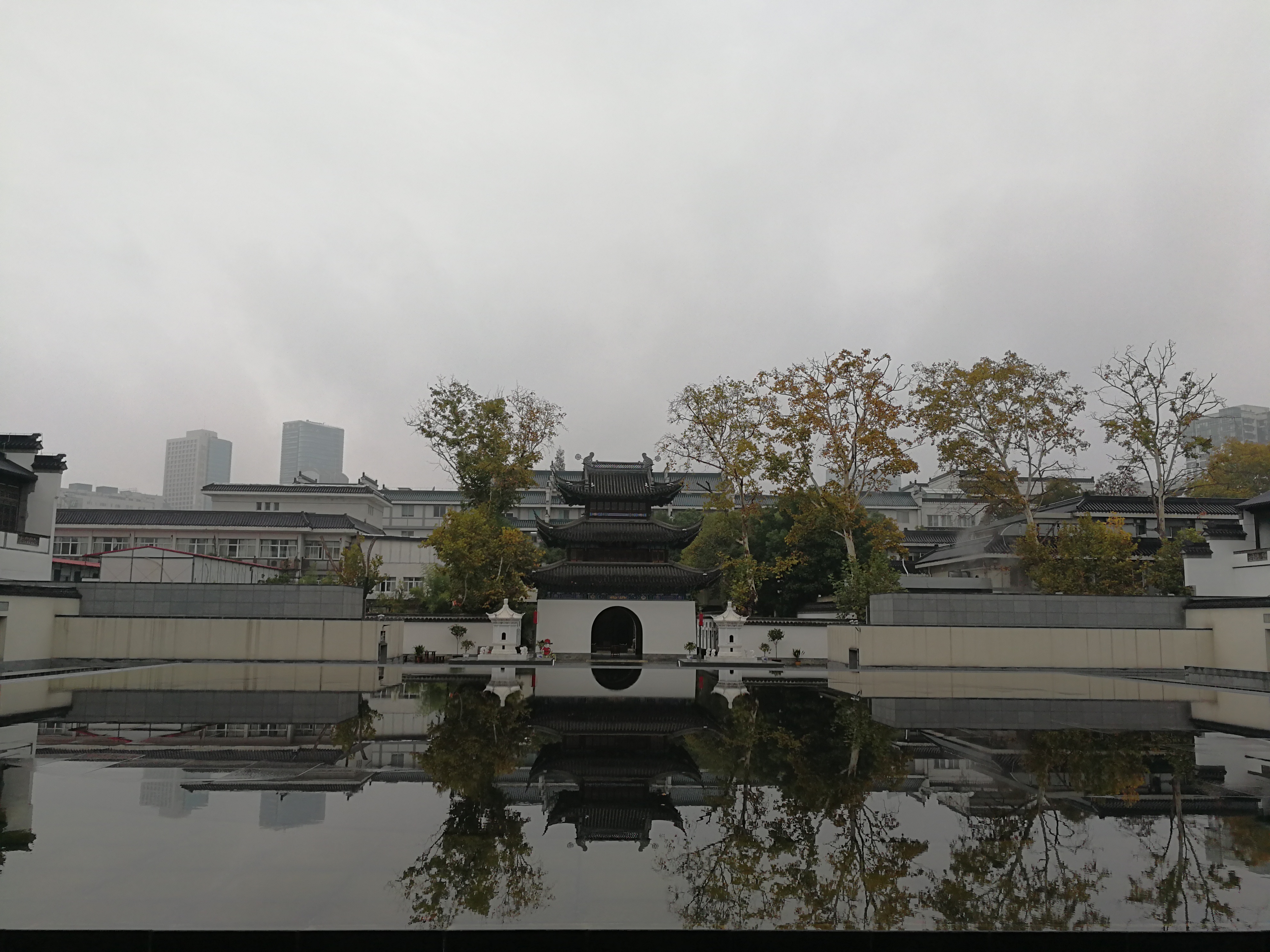 方形水面和明远楼.jpg