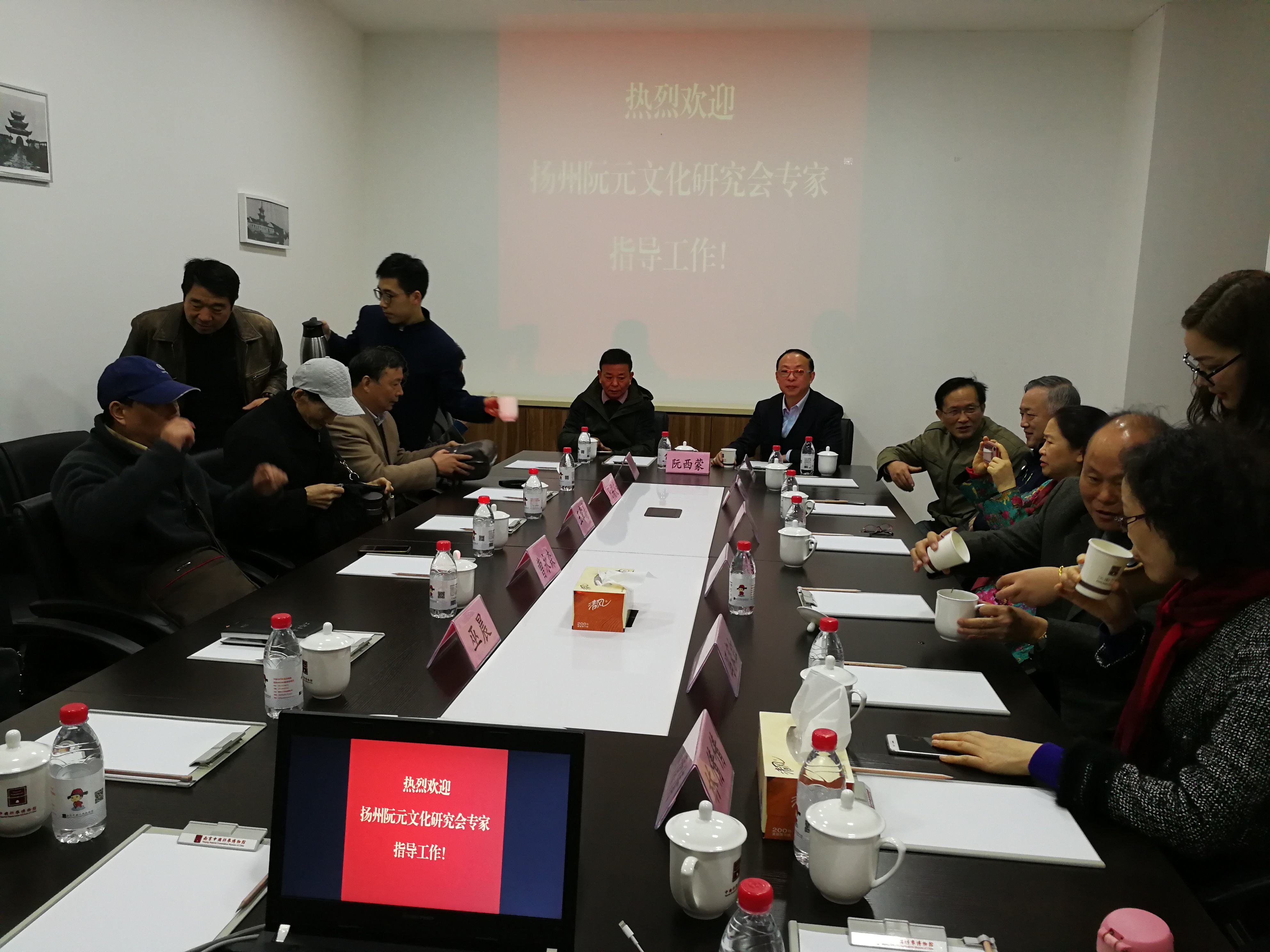 座谈会.jpg
