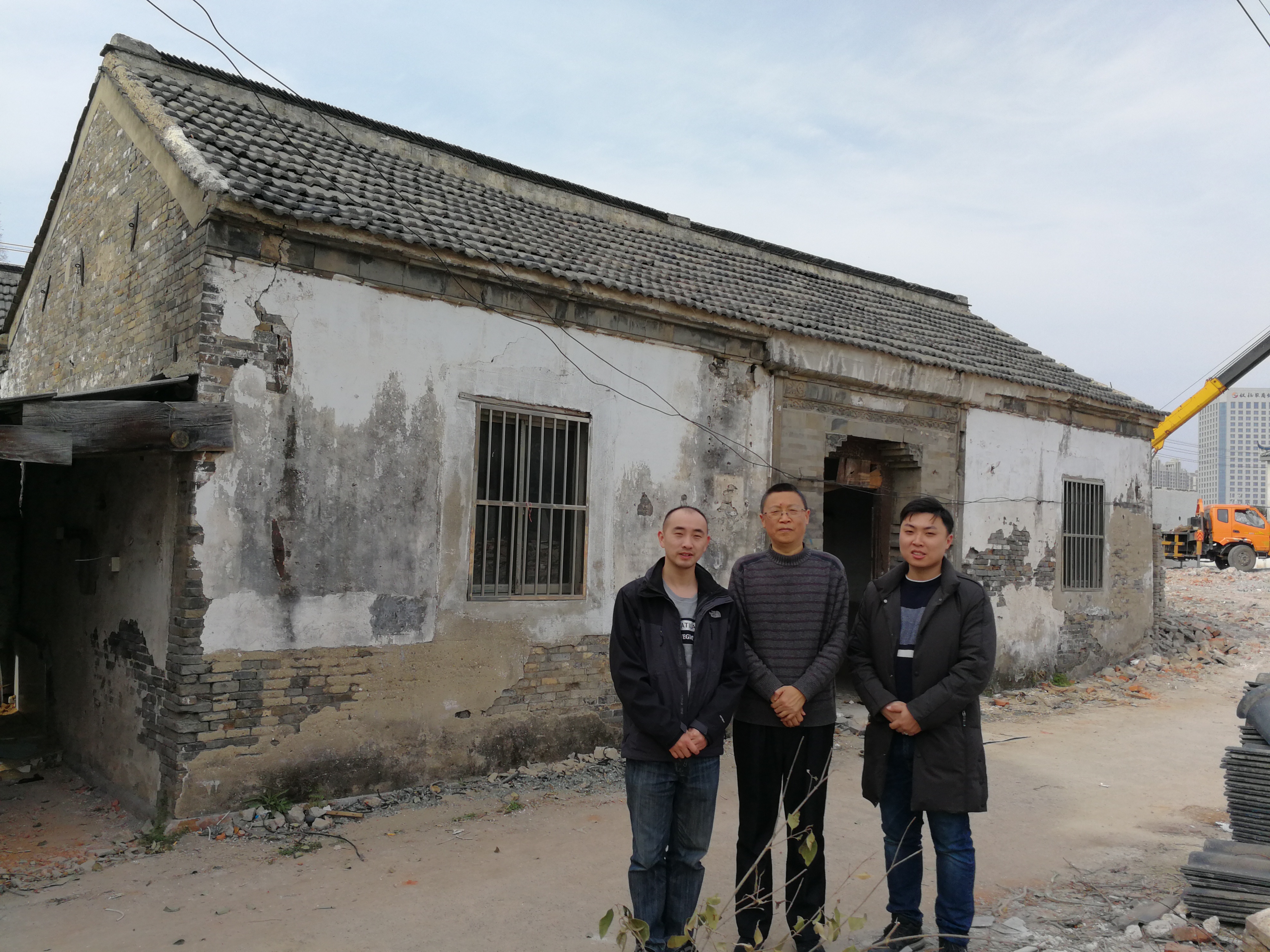 杨铖巫晨田易允在古屋前合影.jpg