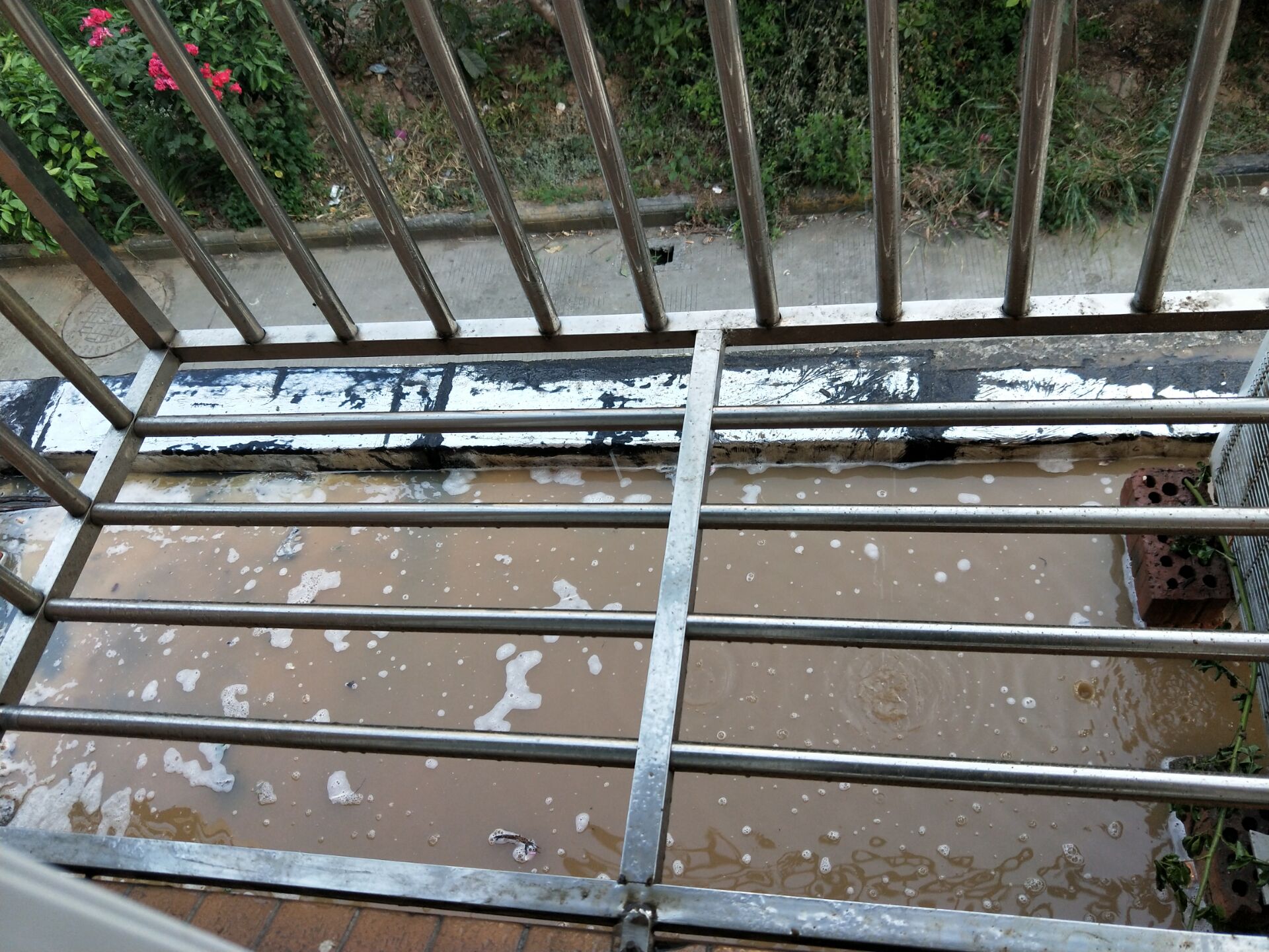 我家阳台泥水都快满了溢出来了