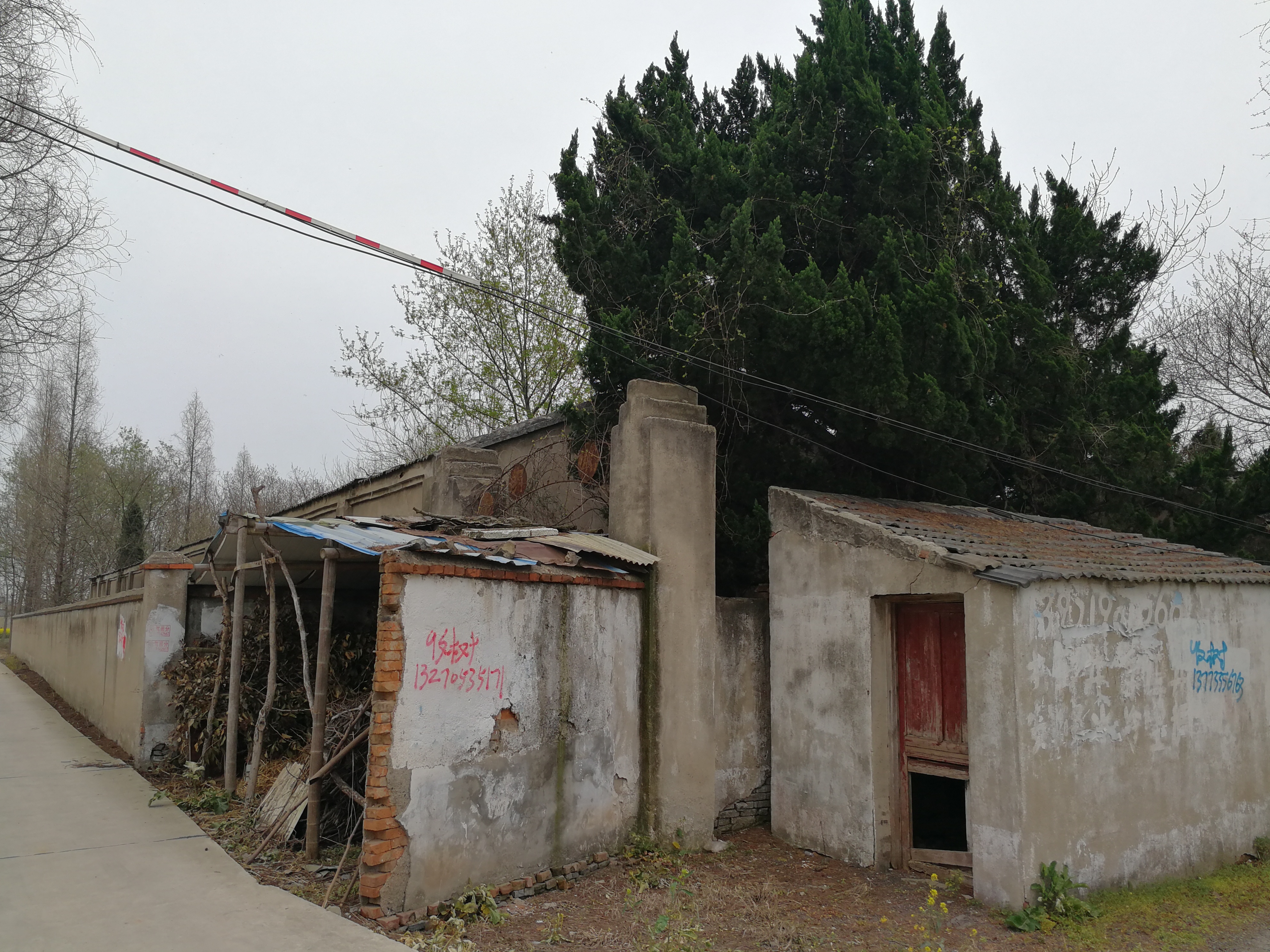废弃的光明小学.jpg