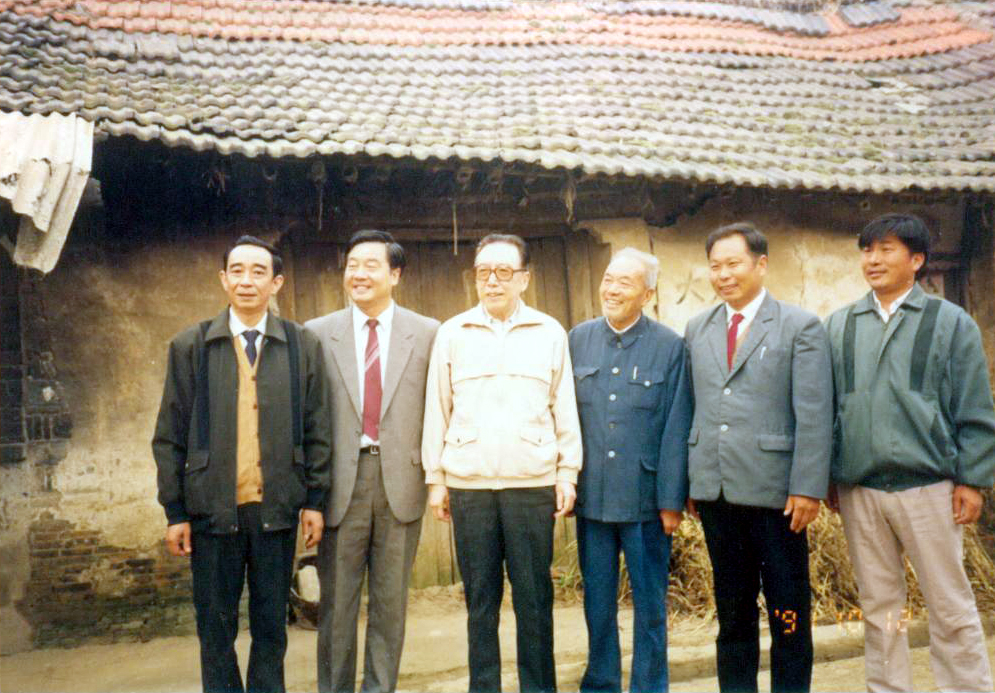 吴学谦左三.jpg