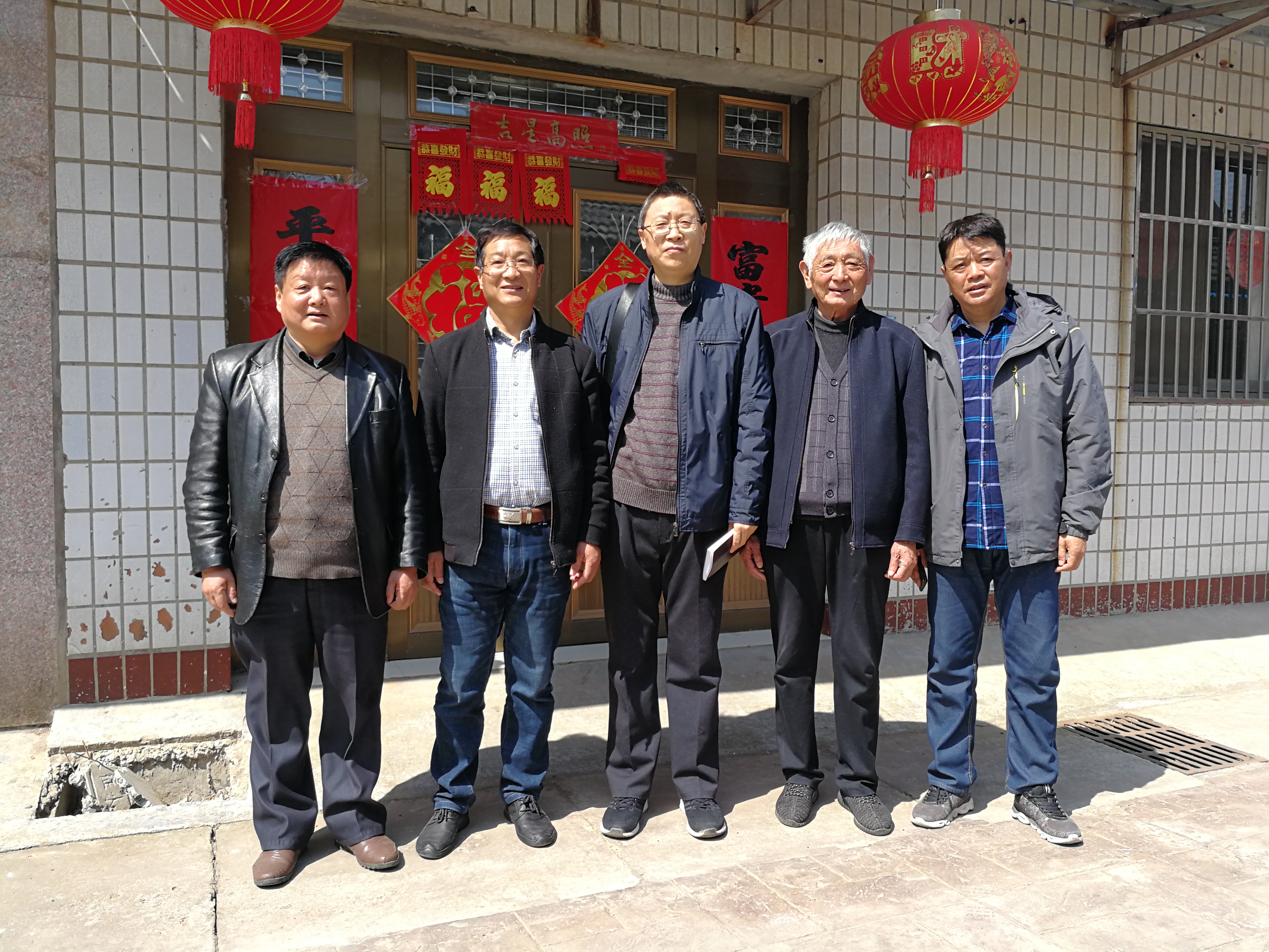 我们在交通站门口合影.jpg
