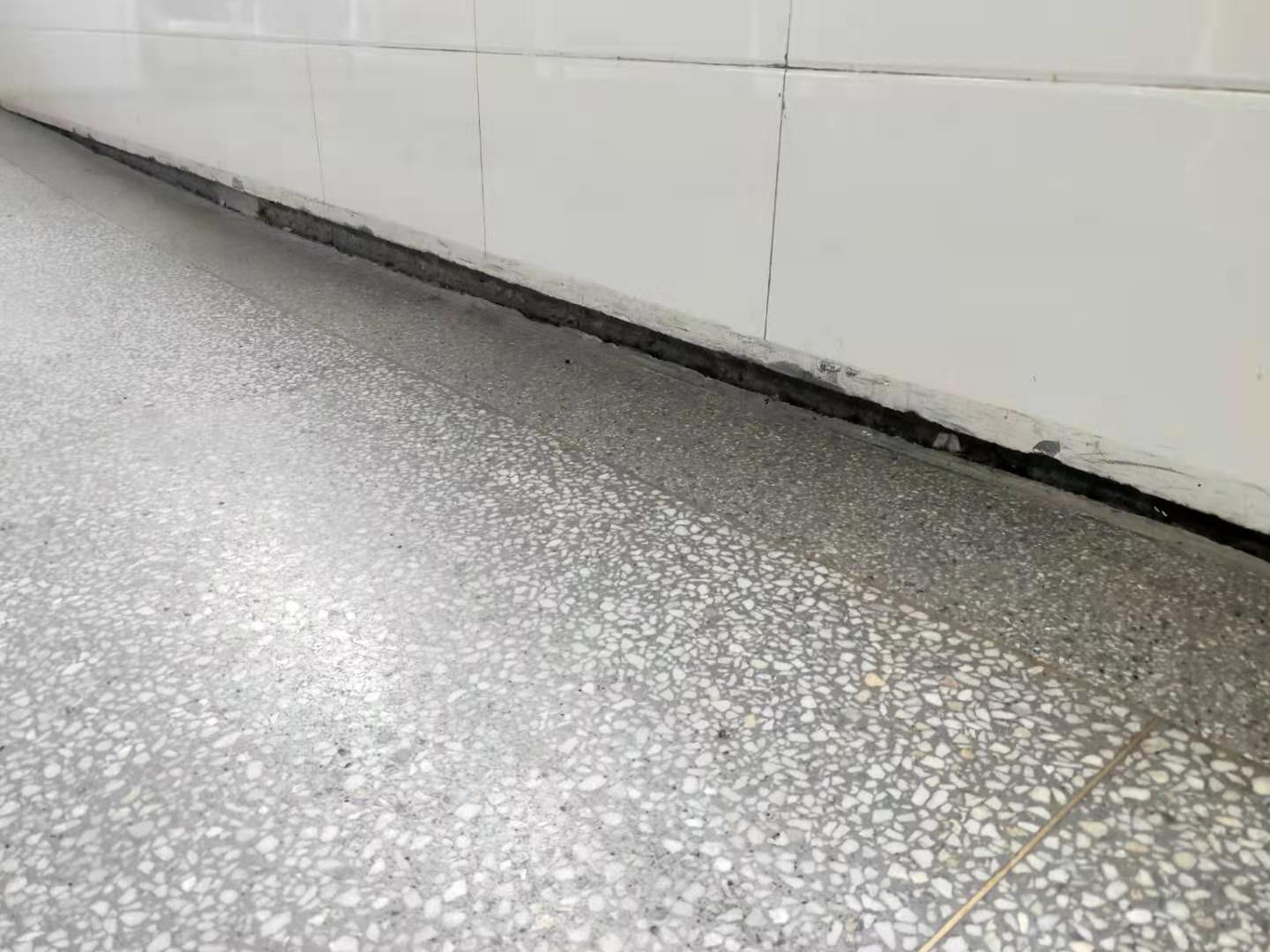 地面明显脱离墙体