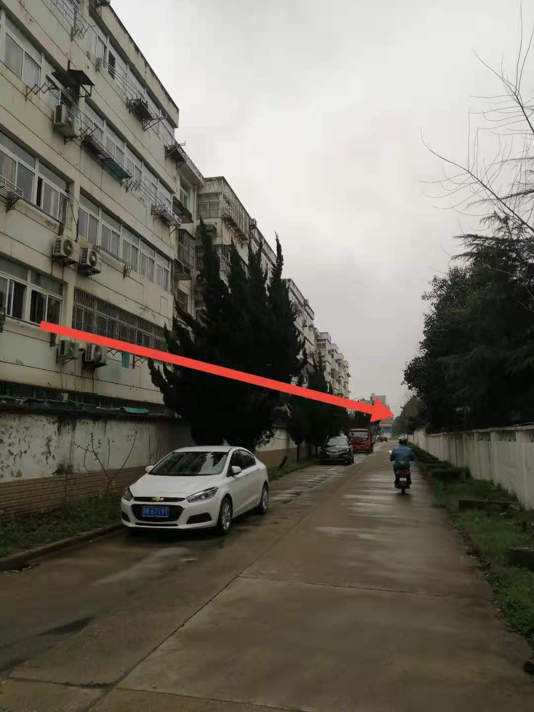 这是纤城小区外道路由西向东拍摄，没有路灯杆。