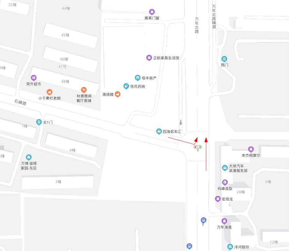 红色箭头两条路的车辆同时放行