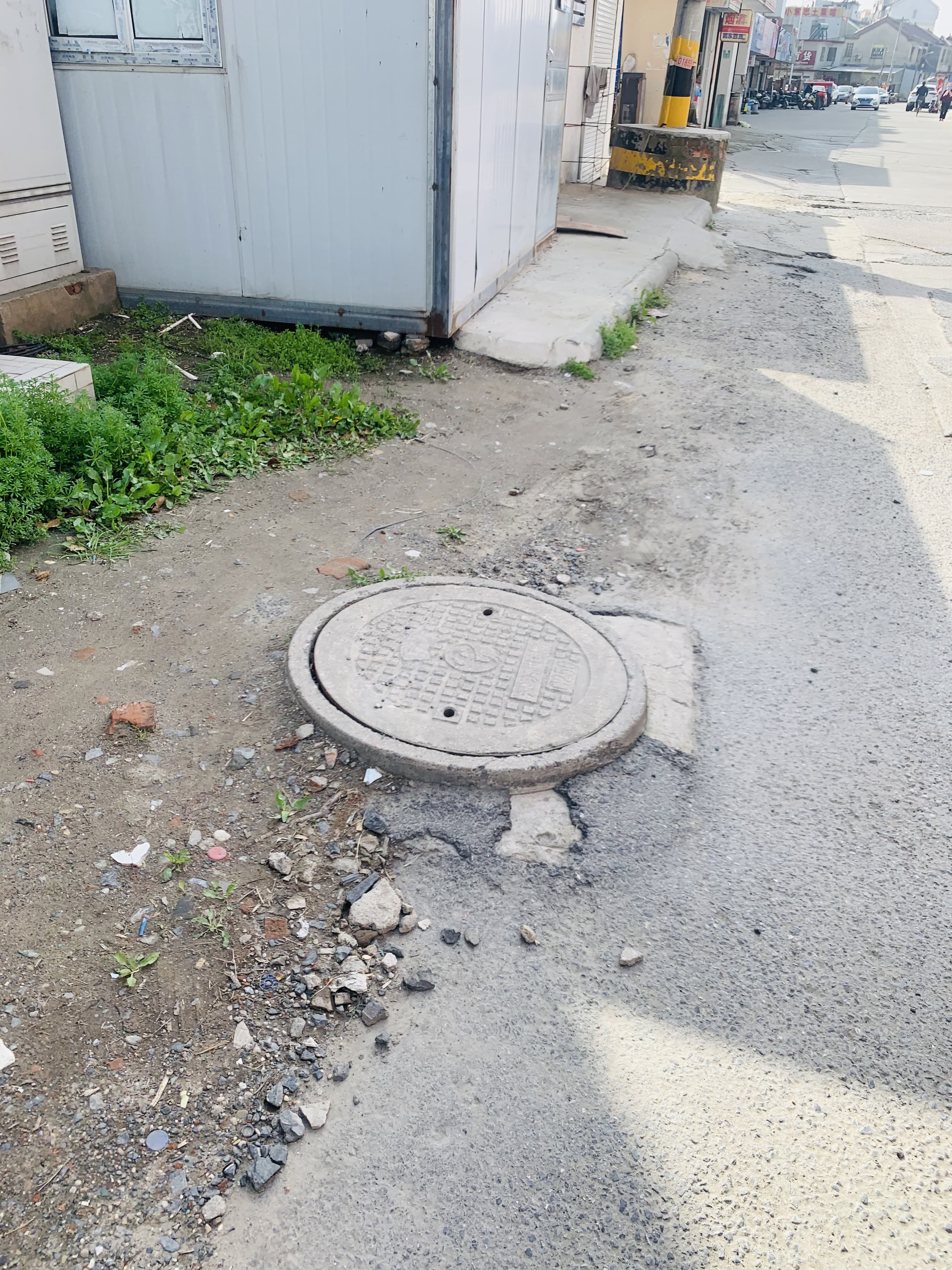 窨井盖与路面基本都有落差，不是高就是低，落差太大！