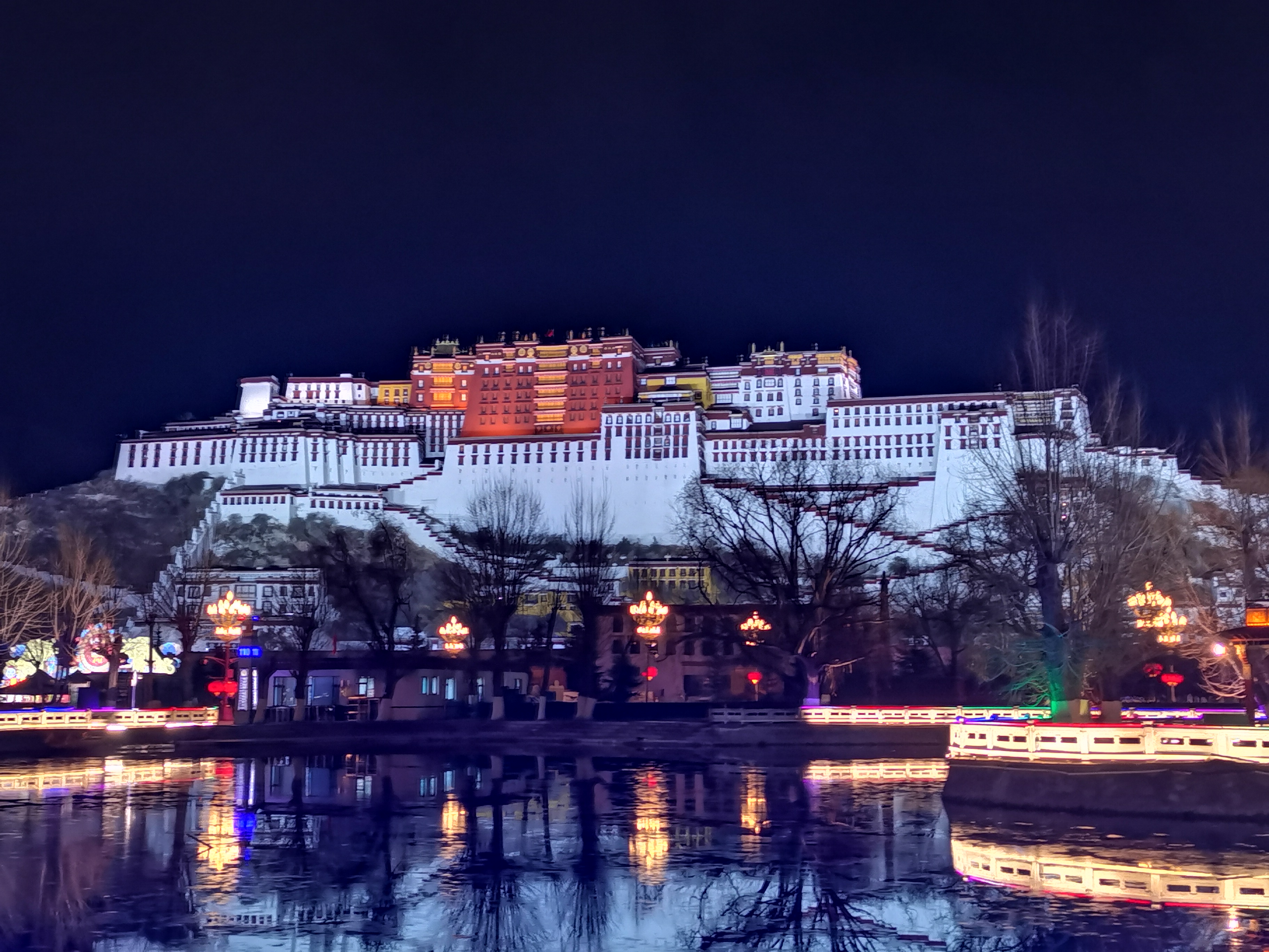 布达拉宫夜景