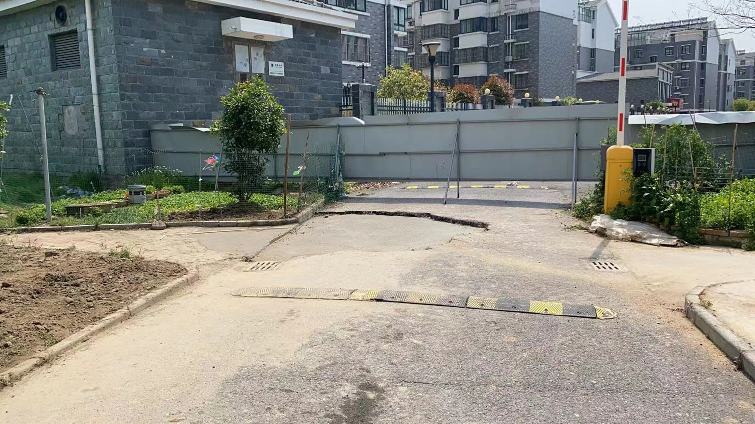 新东巷路面.jpg
