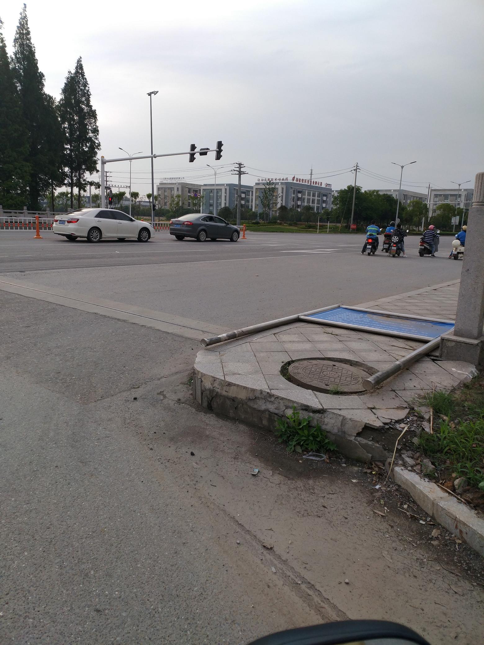 路口左拐弯车道两个车等待