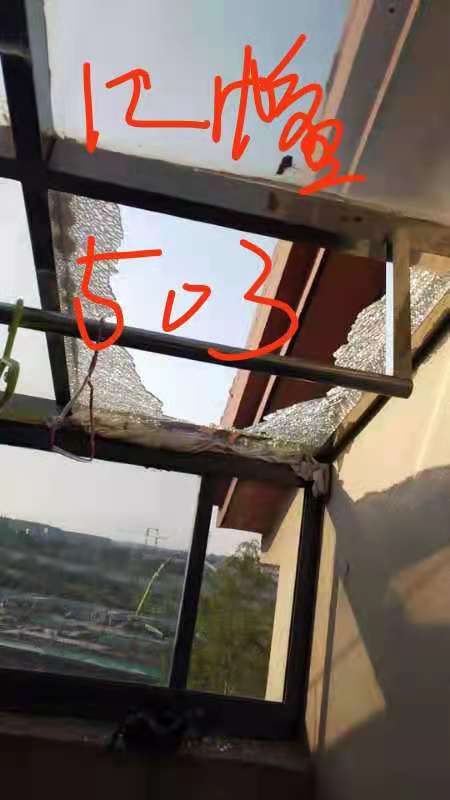 12栋503阳光房玻璃碎掉.jpg