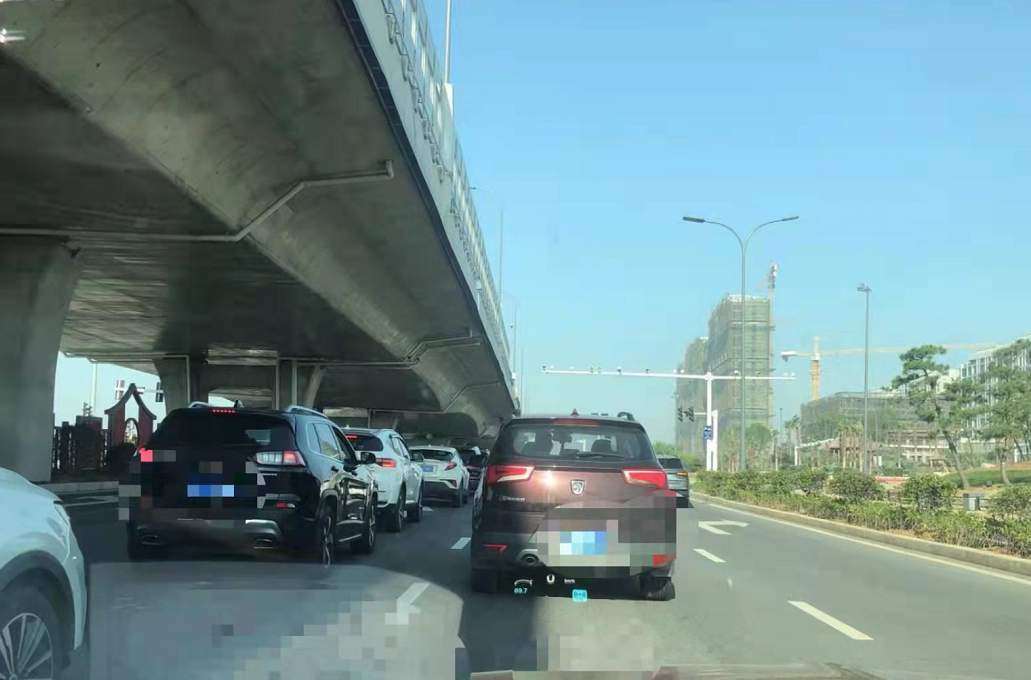 328北辅道直行通过工农路隧道上