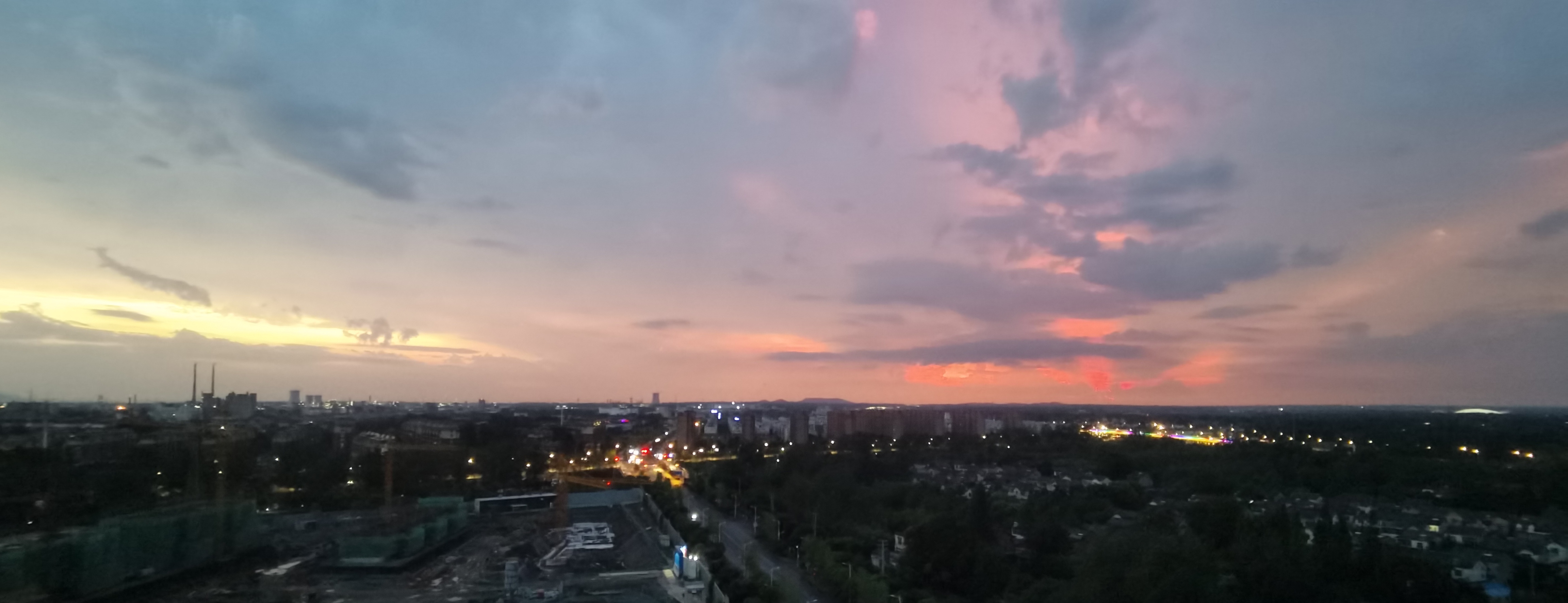 窗外霞光