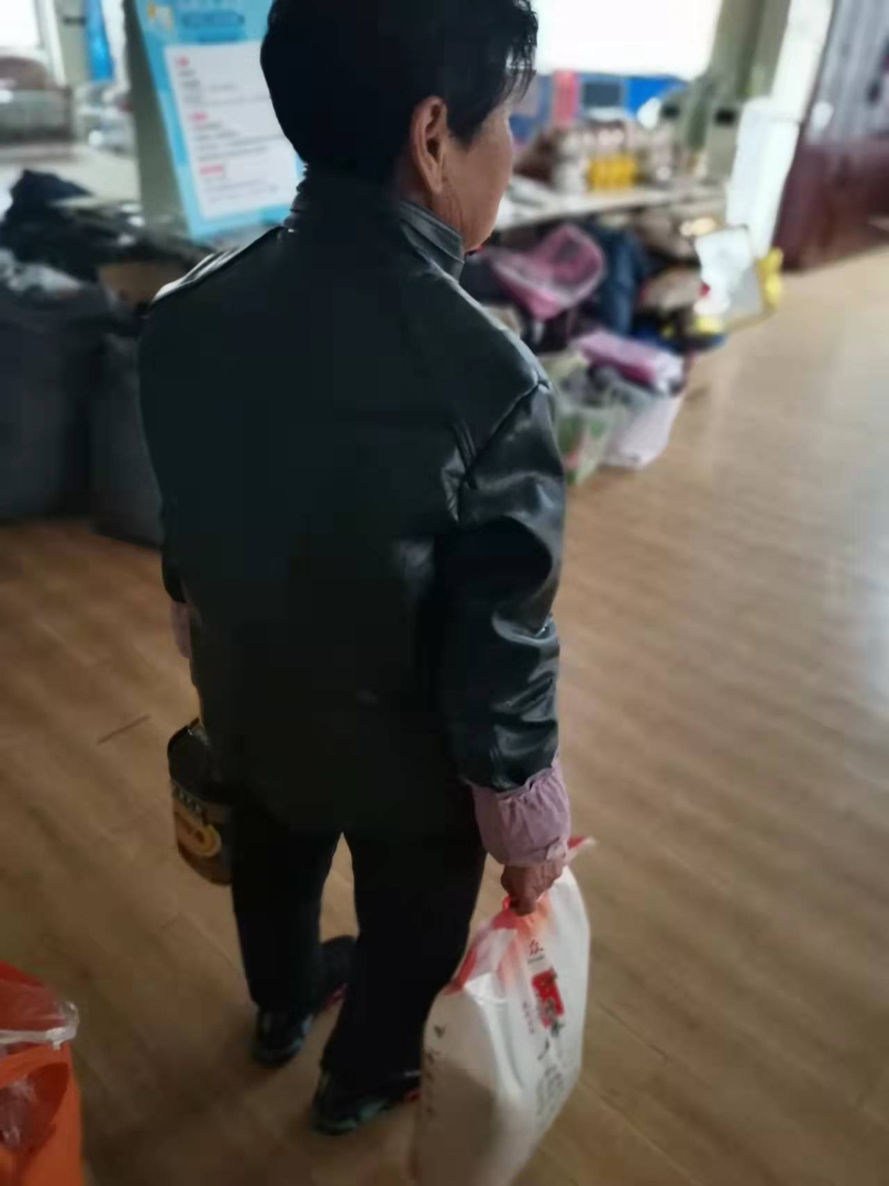 困难家庭领取物资.jpg