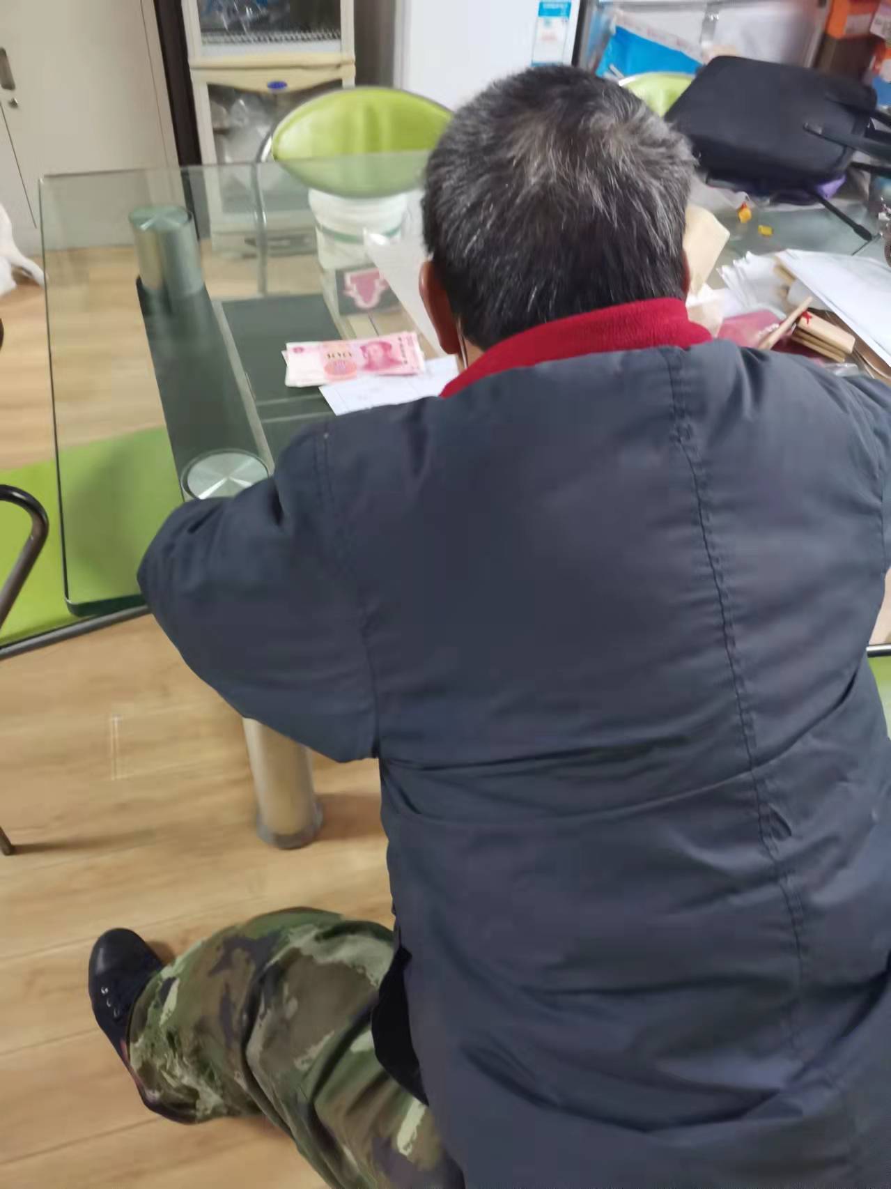 李同学父亲领取助学金.jpg