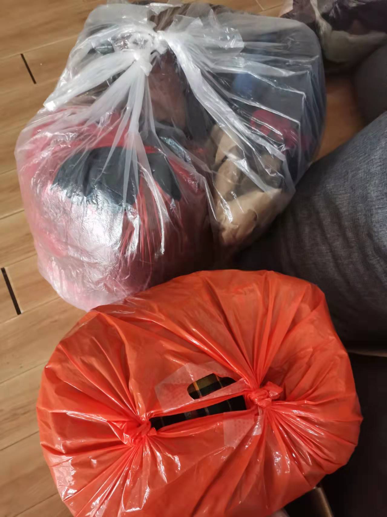 爱心人士捐赠衣物.jpg