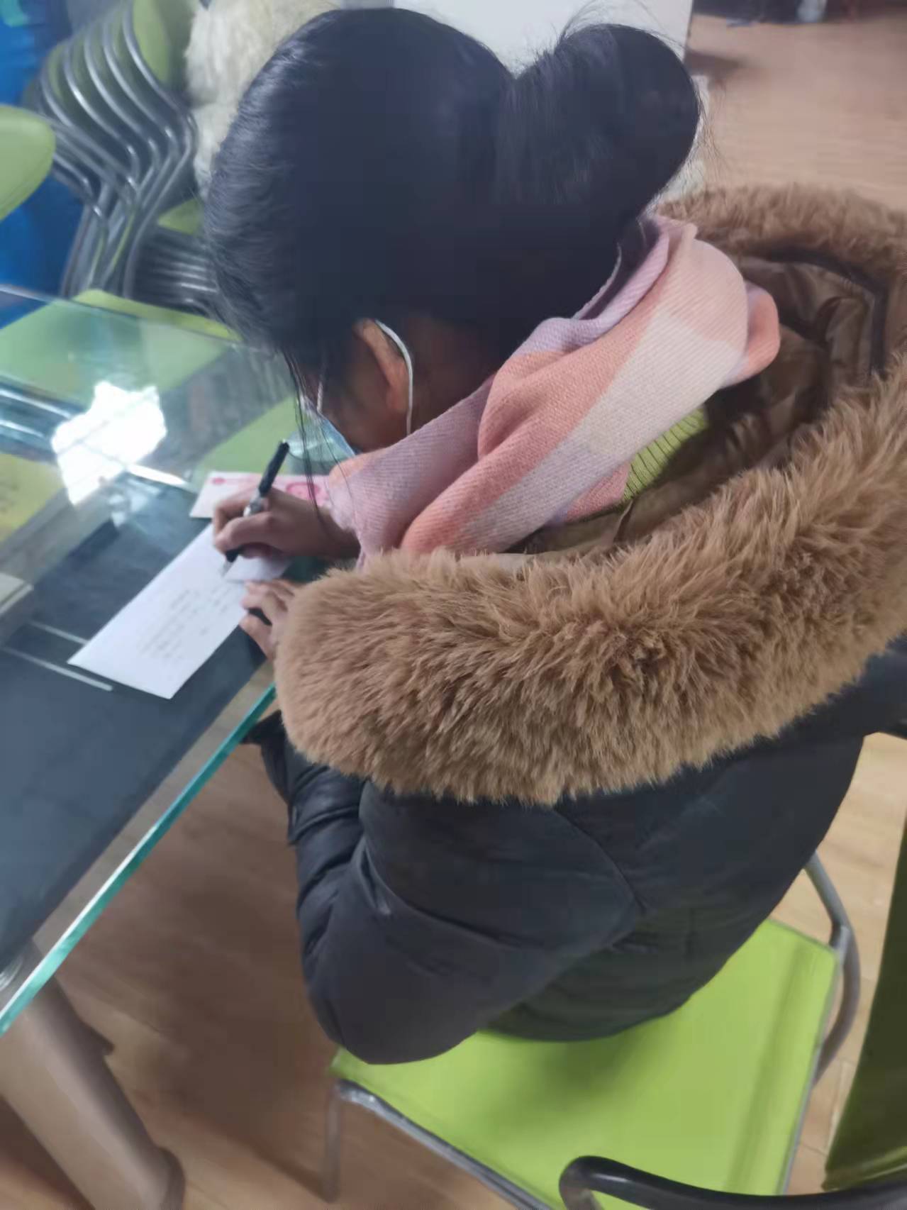 邹同学母亲领助学金.jpg