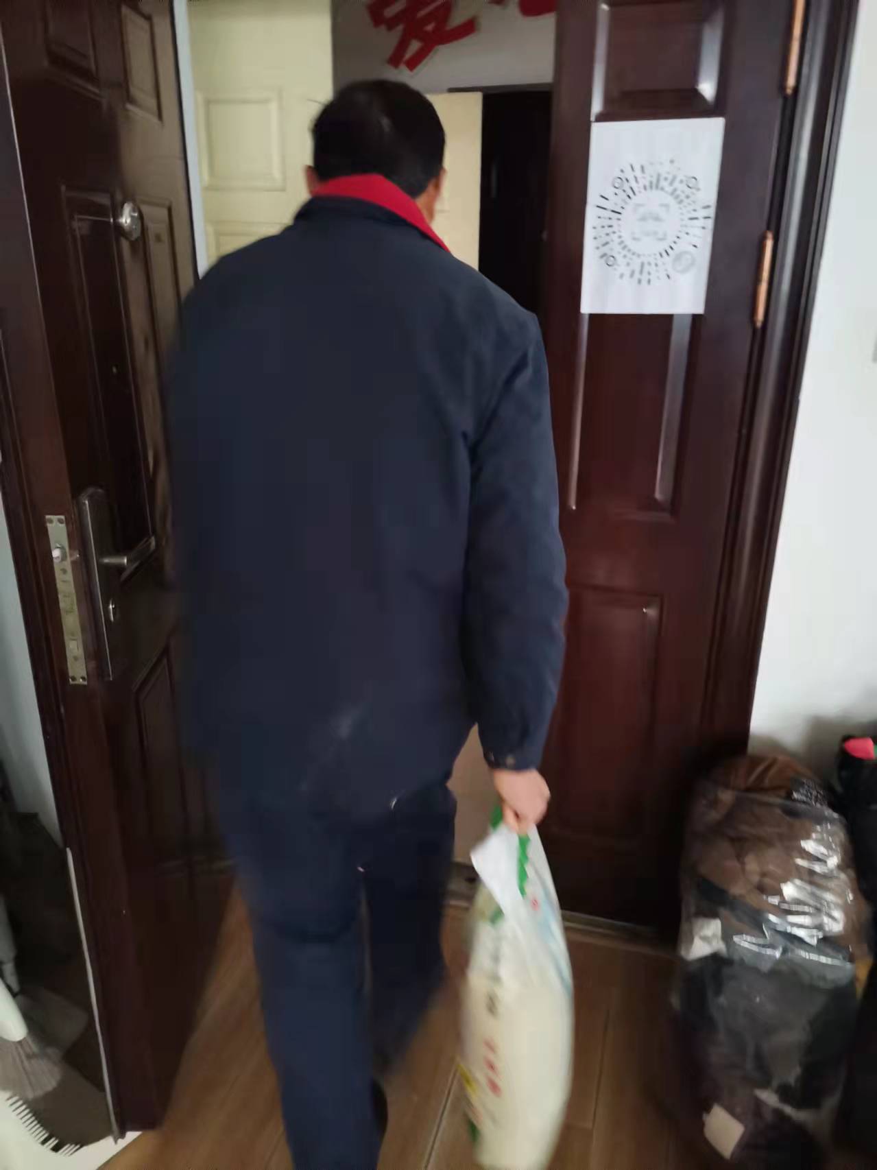困难家庭领物资1.jpg