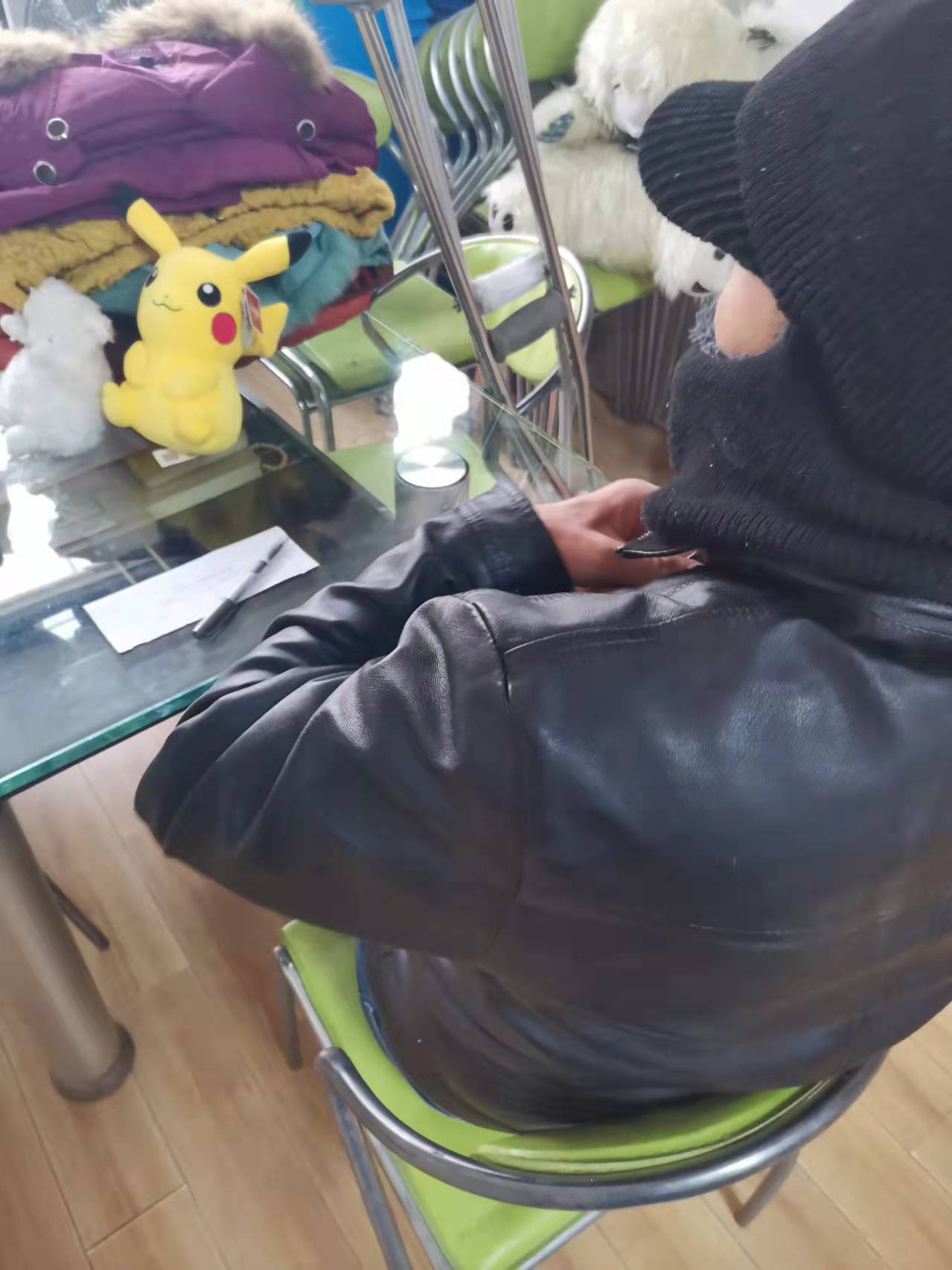 困难家庭领物资.jpg