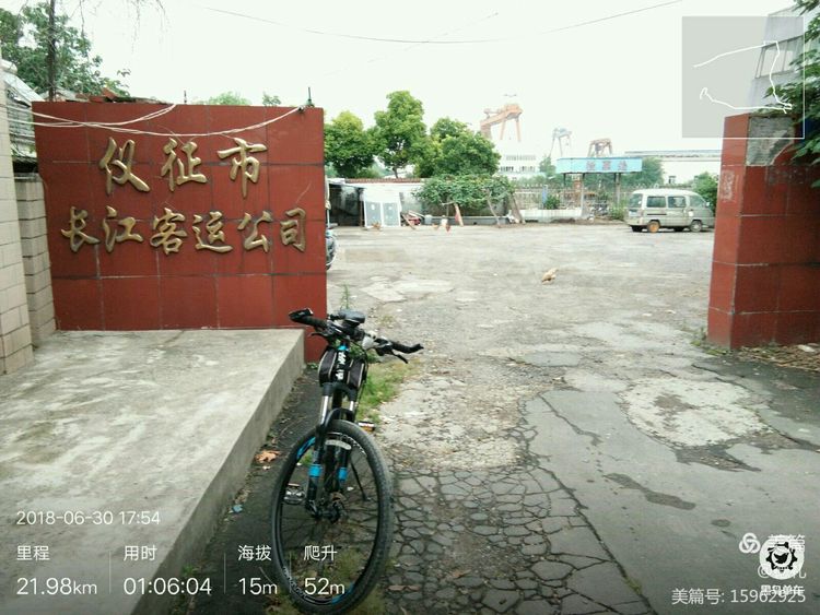 曾经人来人往、热闹非凡的候船室，如今已“铁将军”把门，一派冷寂破败的景象 ...