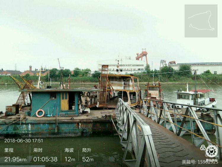 一艘小拖轮，静静地沉没在渡轮码头的一侧，默默地静卧着，或许过去它是太累了…… ...