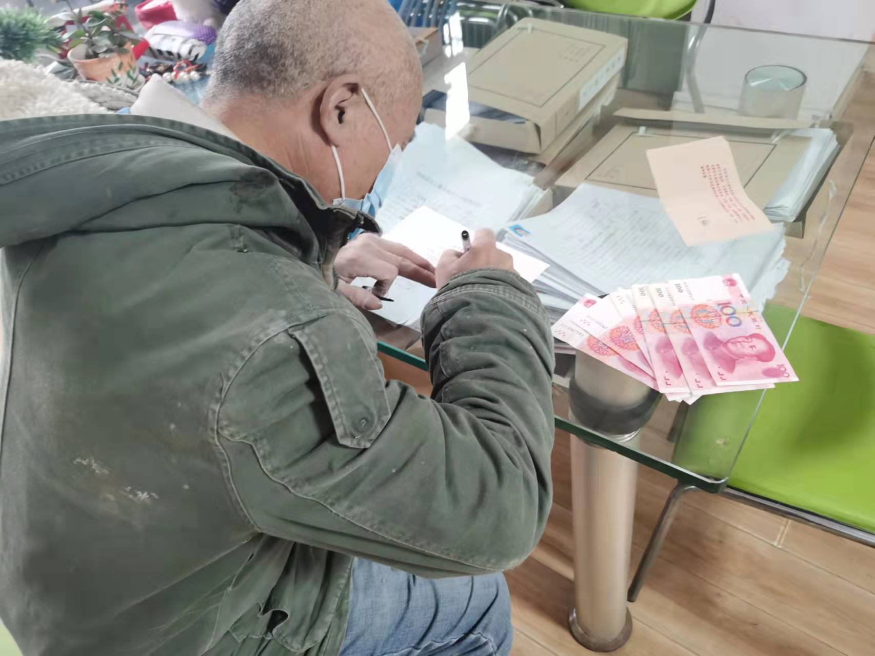 秦翰父亲领助学金.jpg
