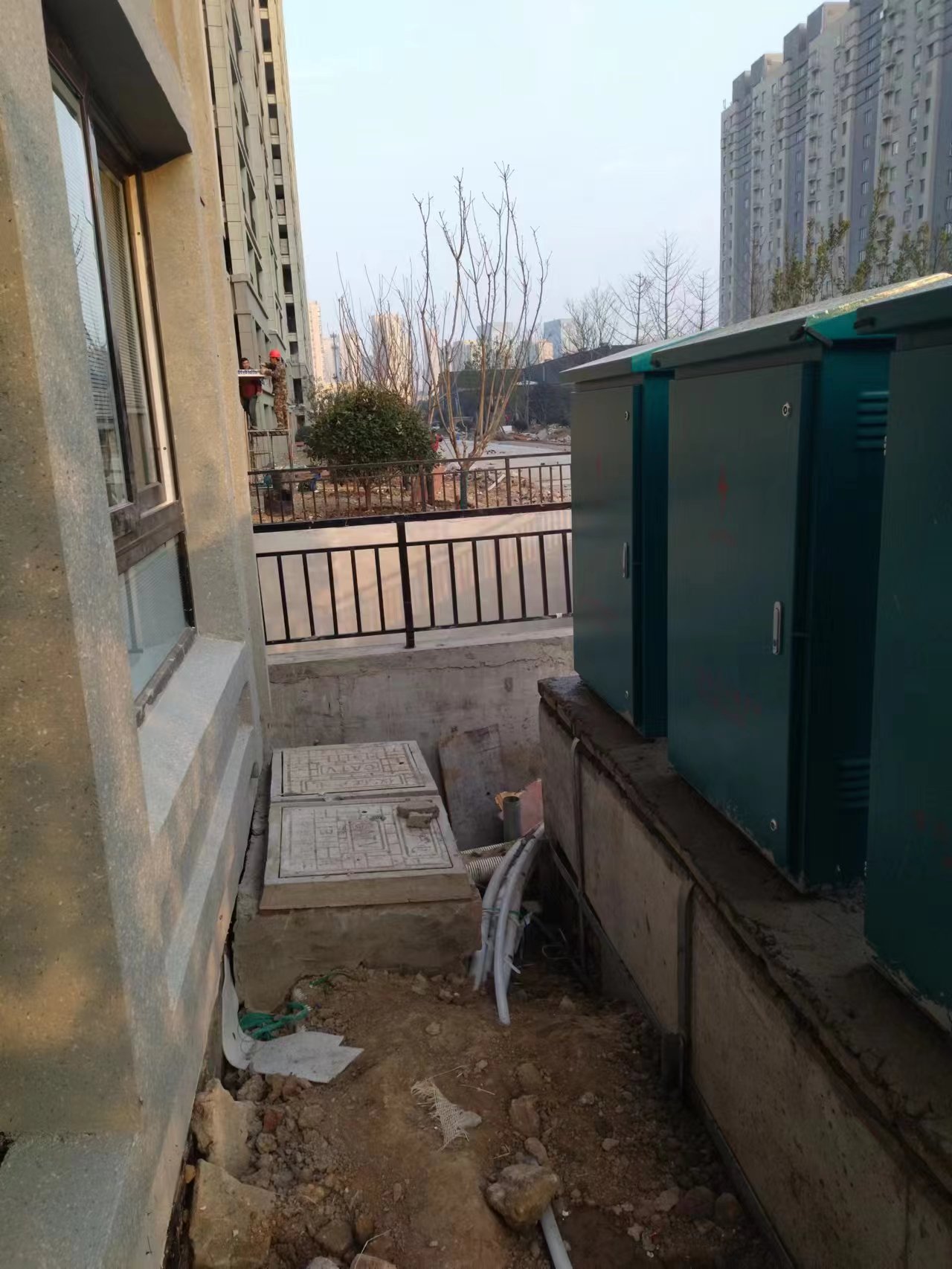 紧贴楼栋放置