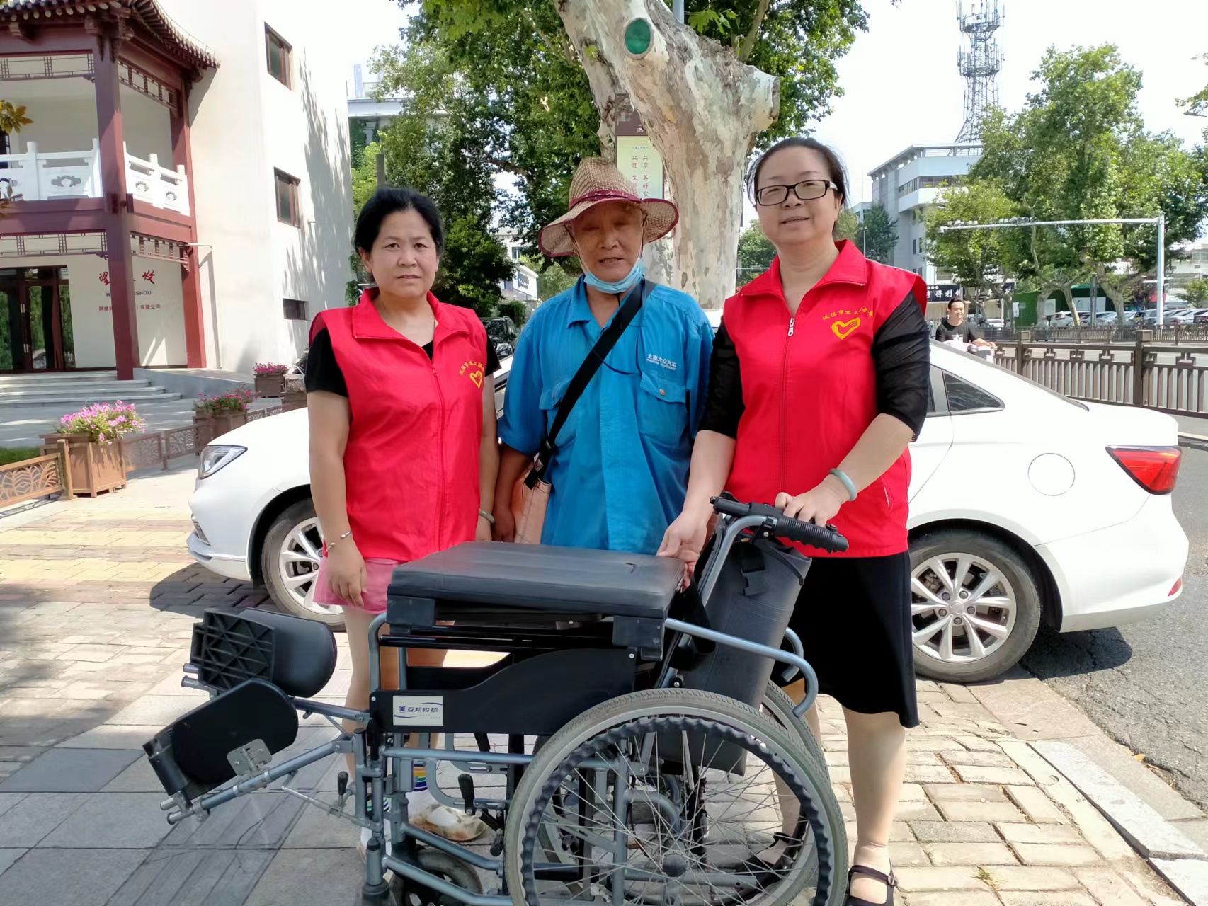 向阳光社区老人赠送轮椅.jpg