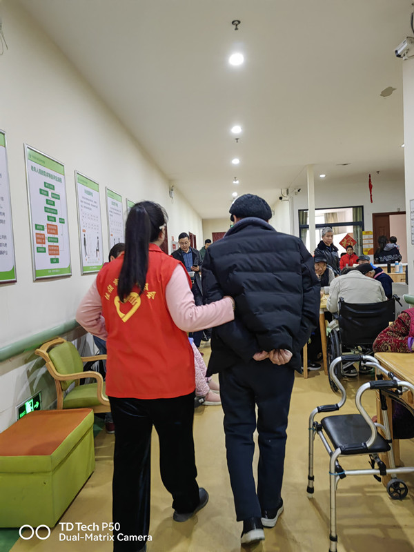 3.4探望托管老人王丁禾.jpg