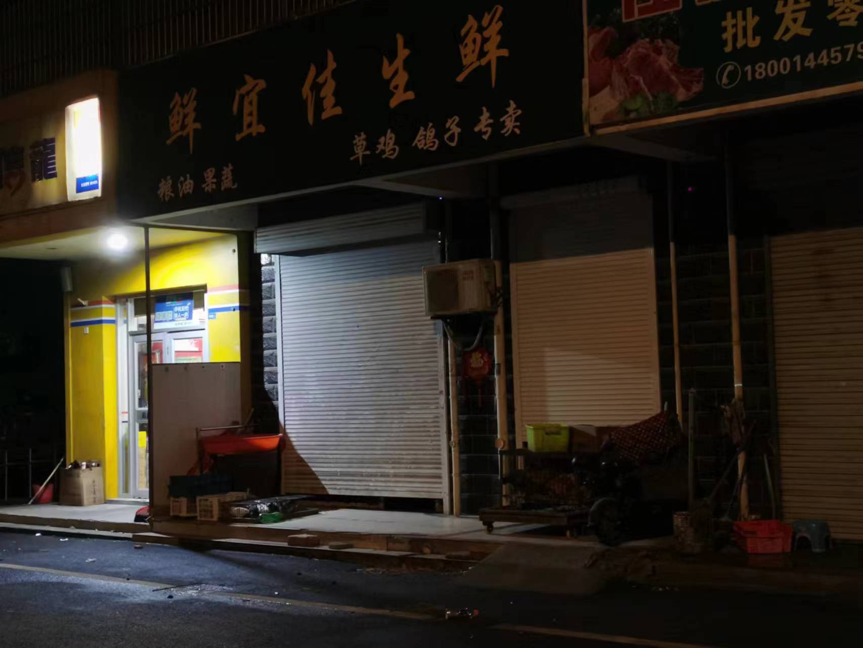 贩卖活家禽长期把鸡笼和活禽放置在店铺外