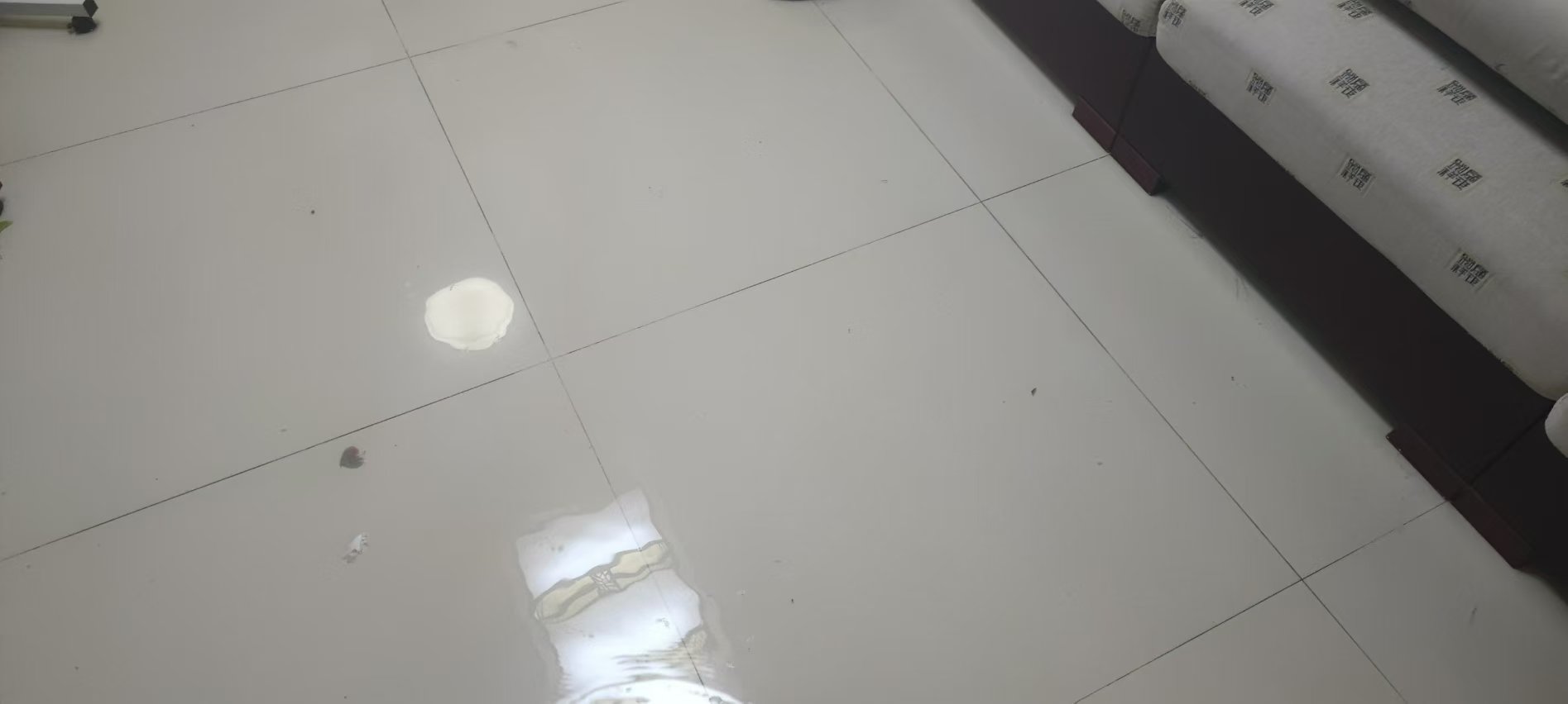 屋内进水