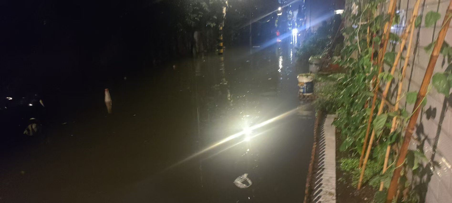 街道满是污水，车辆泡水