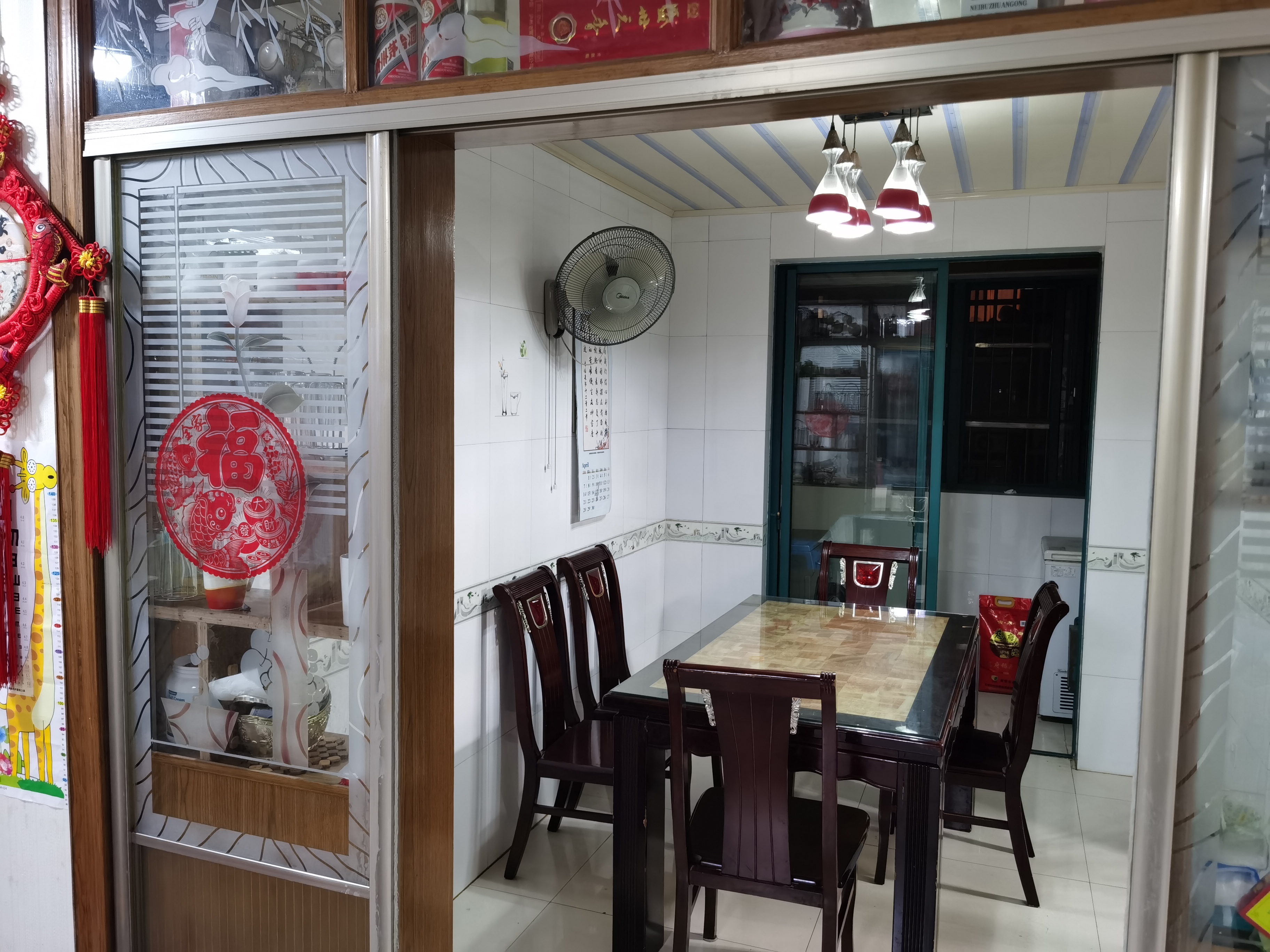 餐厅暖，四时飘饭香