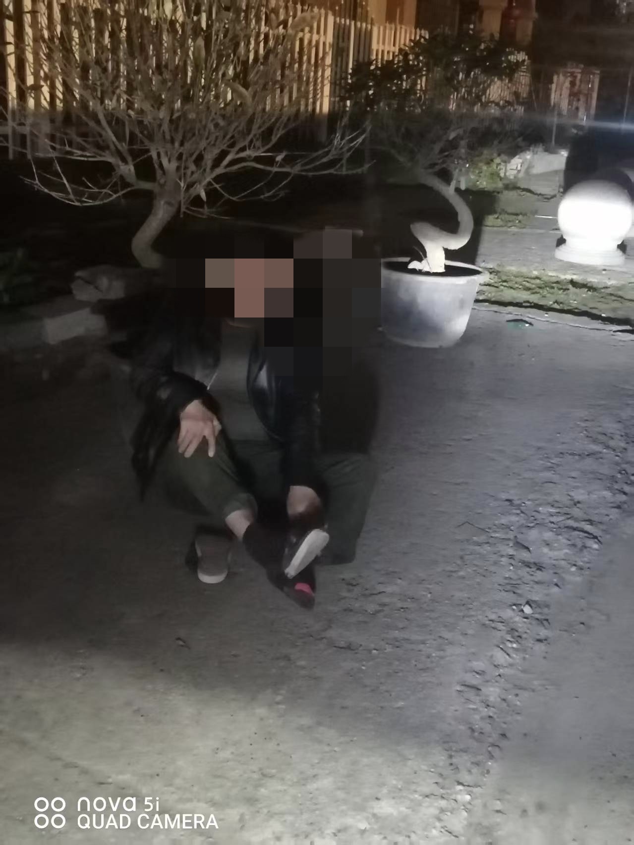 骑车摔倒的居民